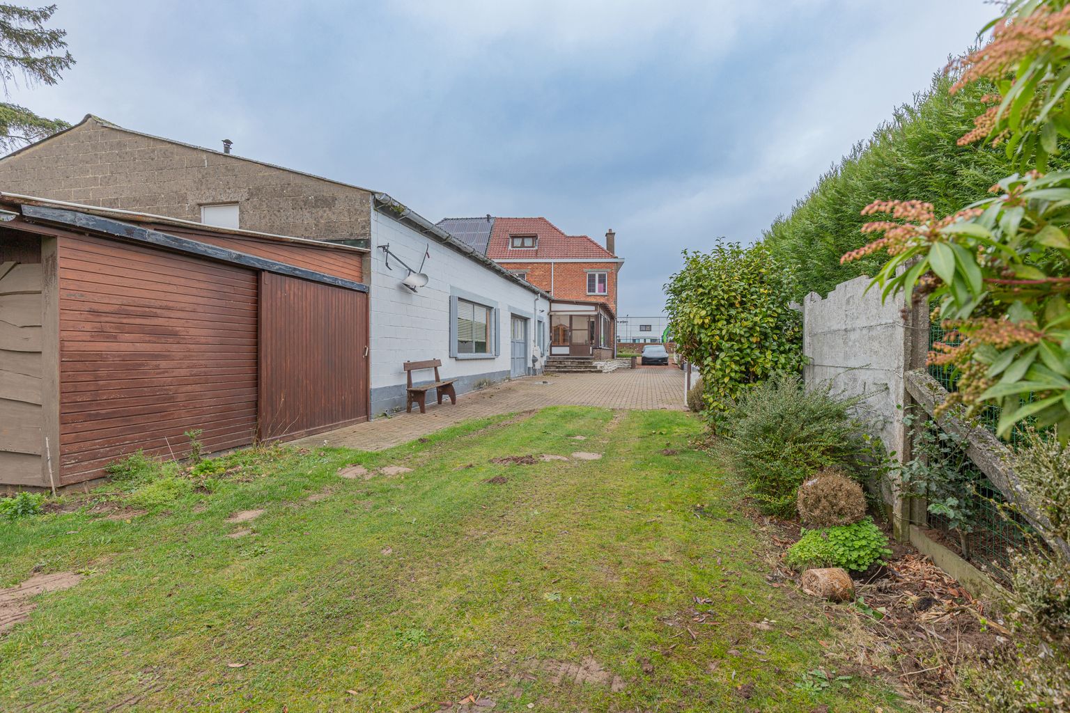 Ruime te renoveren gezinswoning met 4 slpks! foto 23