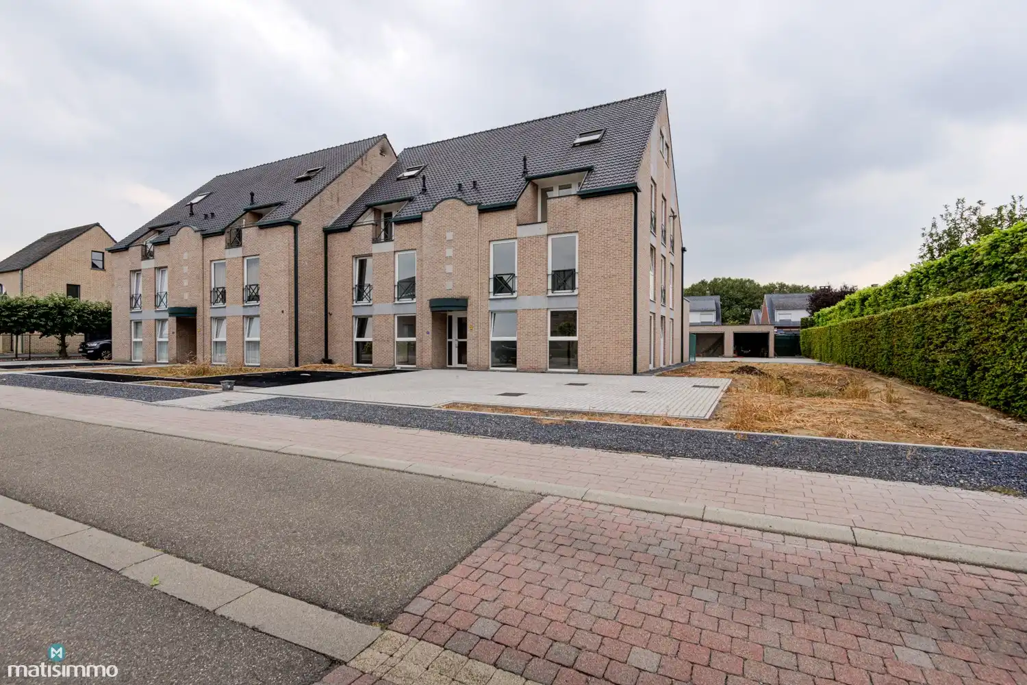INSTAPKLAAR GELIJKVLOERS APPARTEMENT MET 2 SLAAPKAMERS, BERGING EN AUTOSTAANPLAATS NABIJ HET CENTRUM VAN BILZEN foto 23