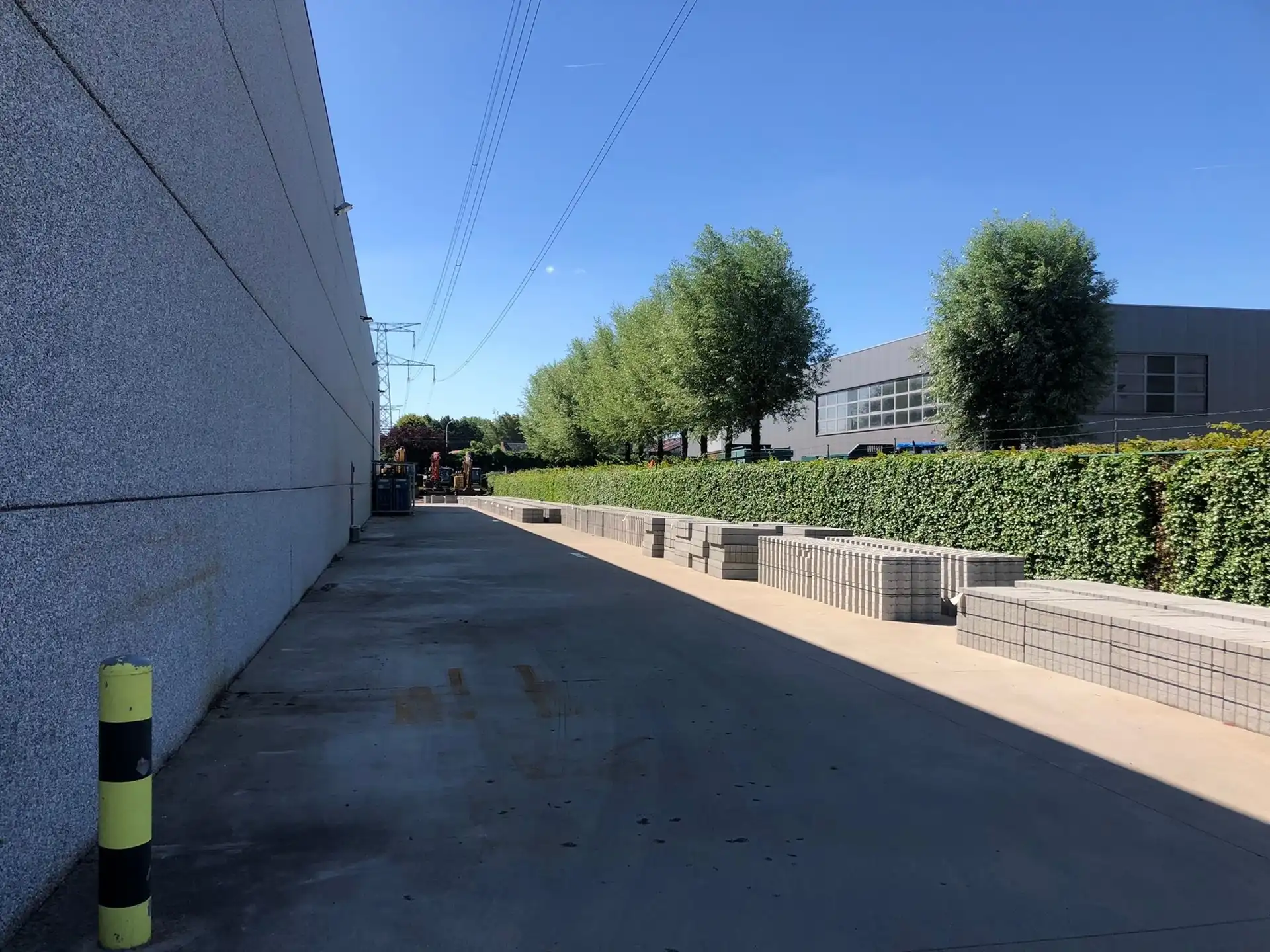 Magazijn 1.375m², hoogte 8m en kantoor 290m² en parking 9 pl foto 8