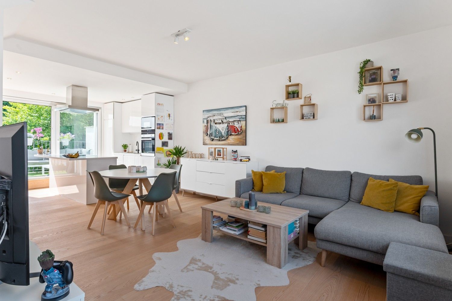 Prachtig instapklare duplex appartement met 2 slaapkamers, een garagebox en terras in Schoten! foto {{pictureIndex}}