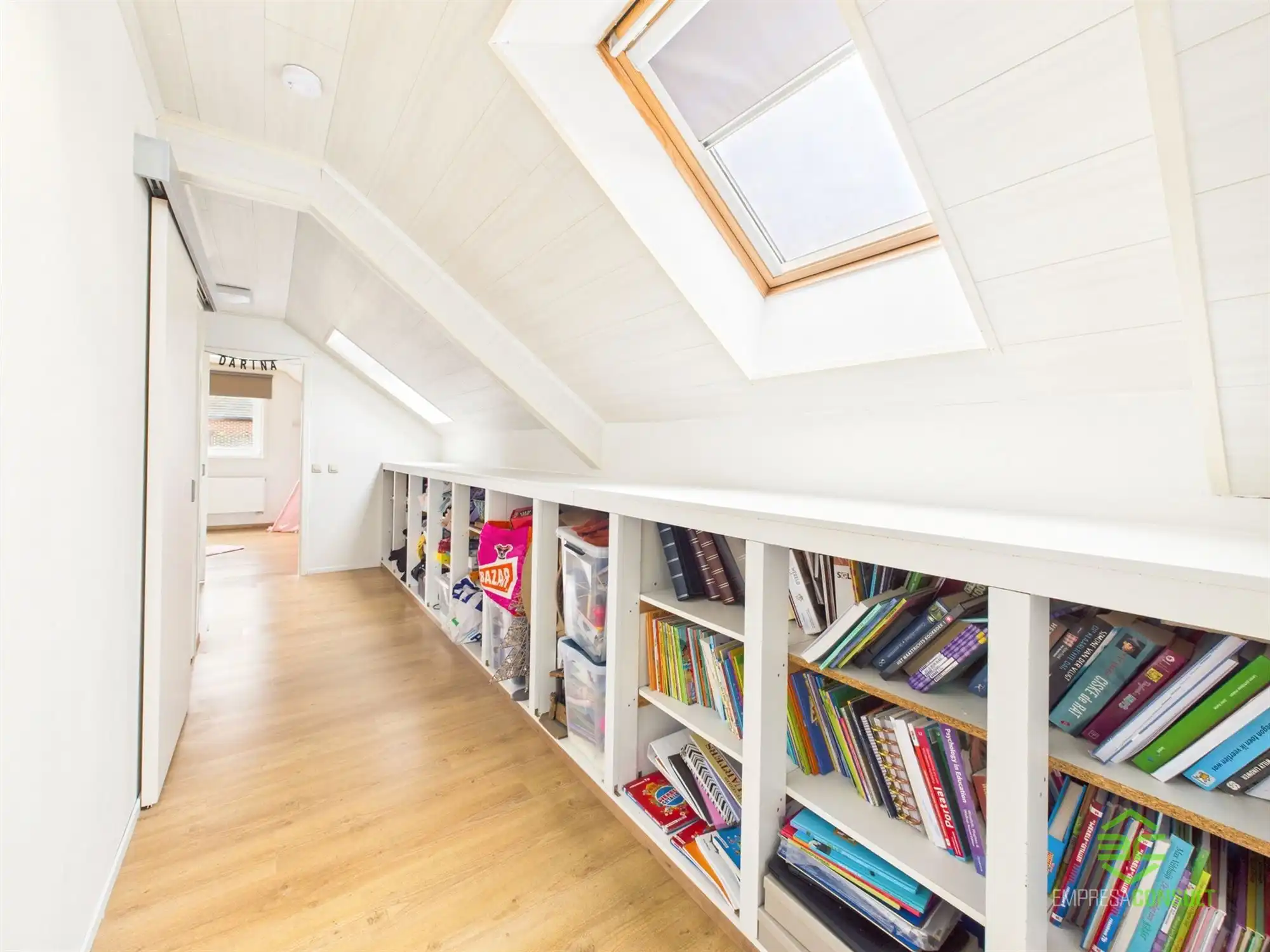 Instapklare gezinswoning met 6slpk en grote aparte garage! foto 18