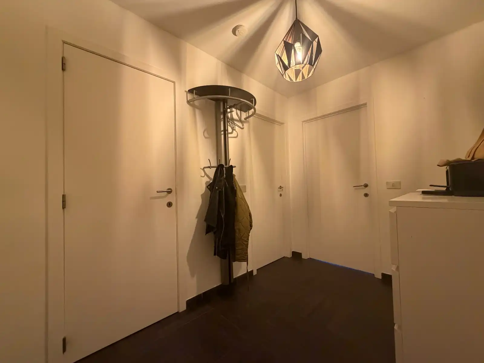 Lichtrijk appartement met 2 slaapkamers en terras – 1ste verdieping | EPC A foto 2