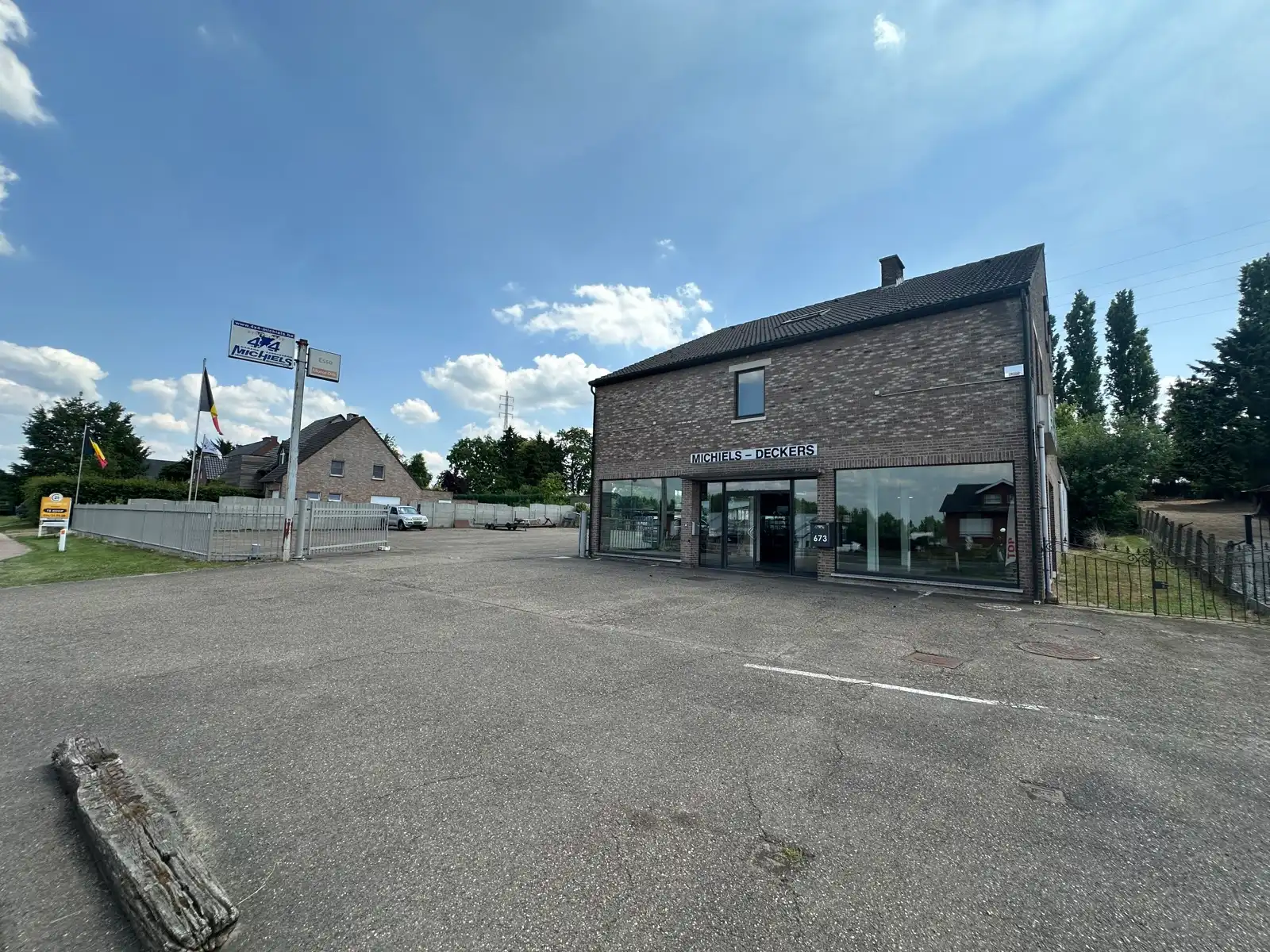 Handelspand met woonst, showroom, loods en parking foto 4