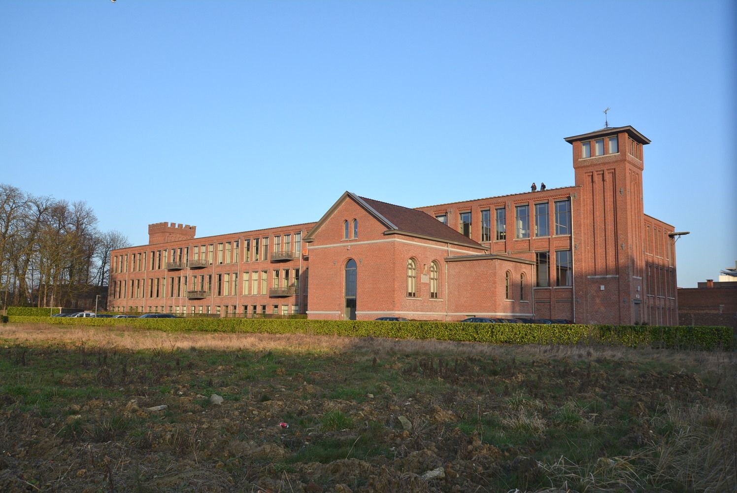 Deze verrassende en standingvolle loft is gesitueerd op niveau 2 van de voormalige Spinnerij De Stoop en biedt 100% privacy. foto {{pictureIndex}}