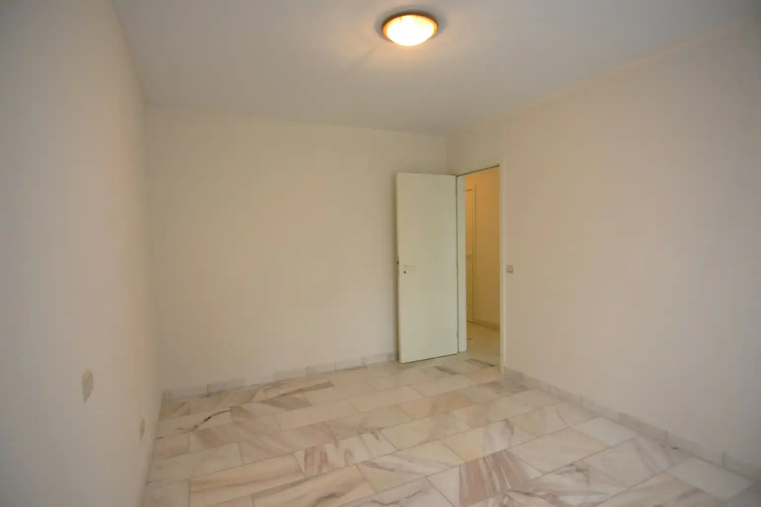 Ruim 2-slpk appartement in hartje Rumbeke foto 13