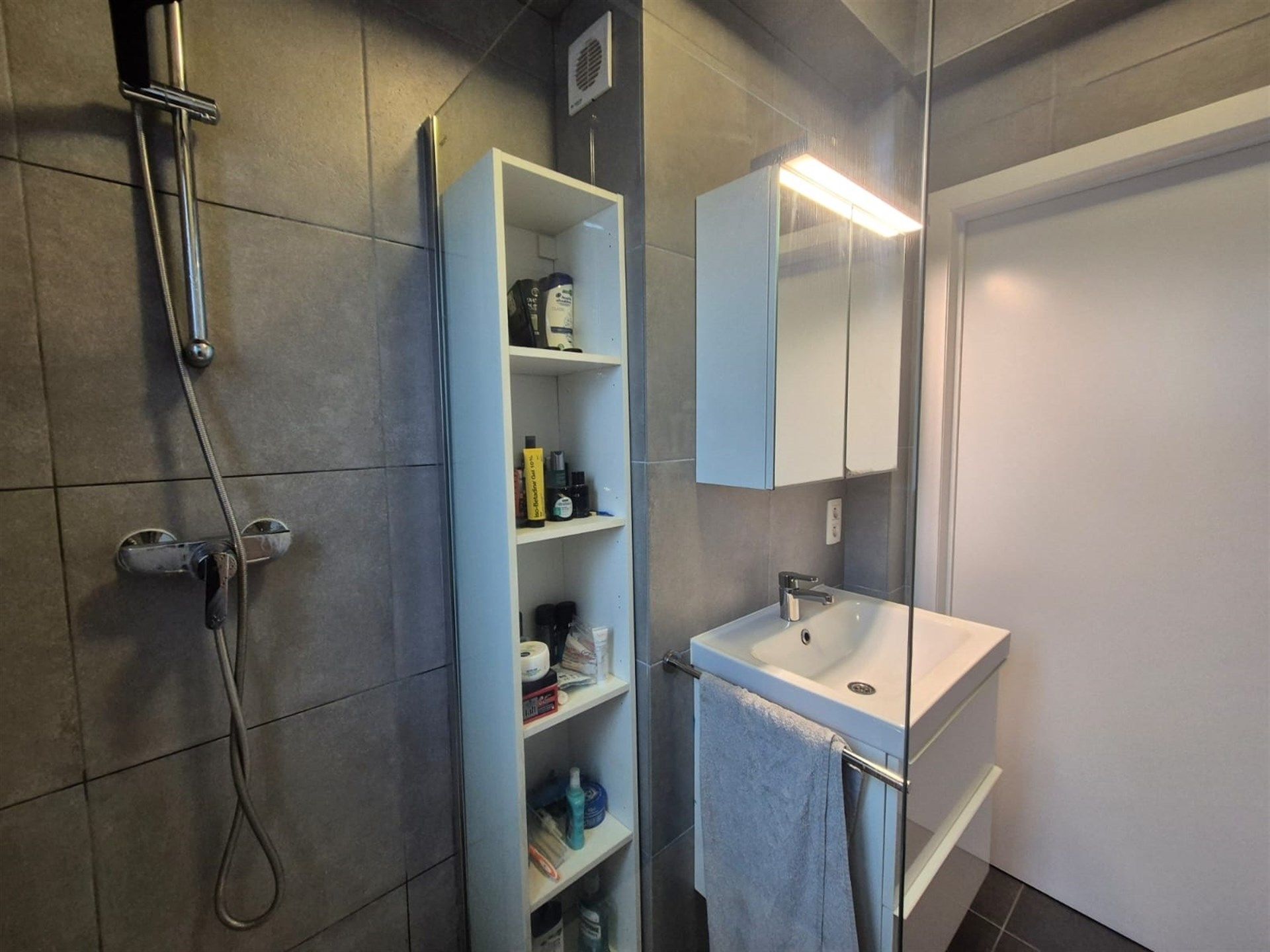 Gunstig gelegen 2 slaapkamer appartement. foto 16