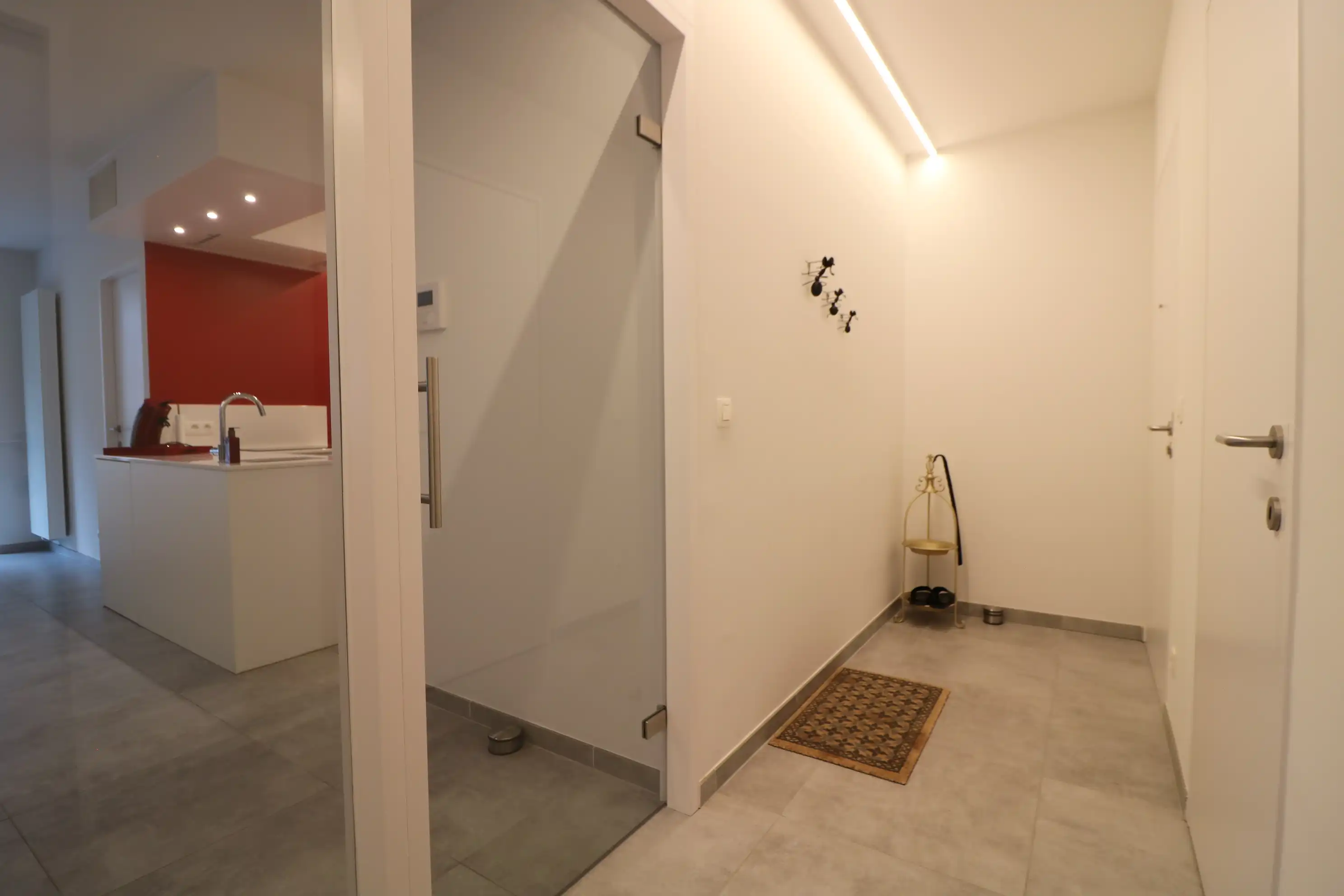 Recent 2-slaapkamerappartement met klassevolle afwerking op de hoek van Onderwijsstraat en Descampsstraat. foto 6