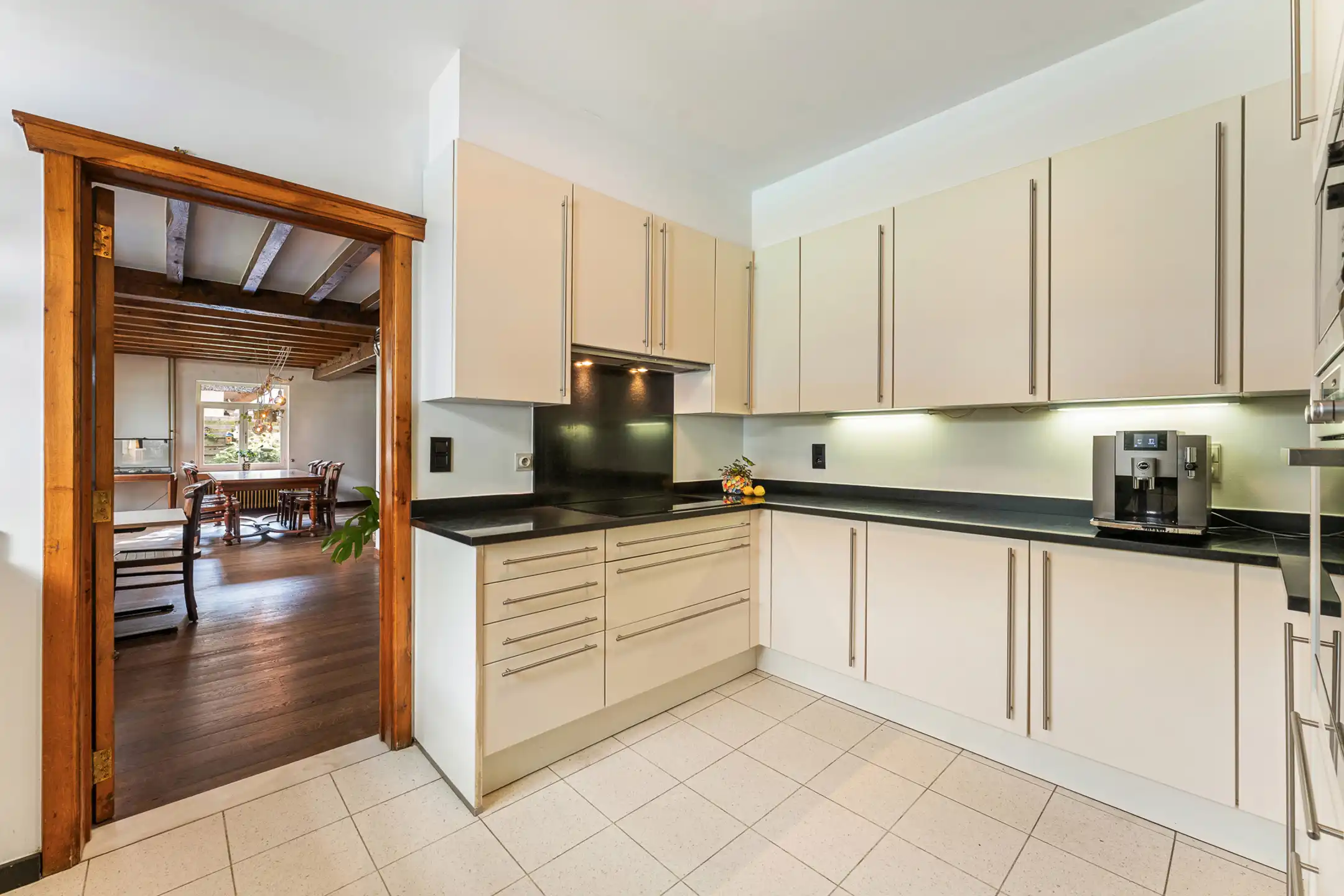 Ruime villa in bosrijke omgeving op een perceel van ca. 3.320m² met zwembad foto 15
