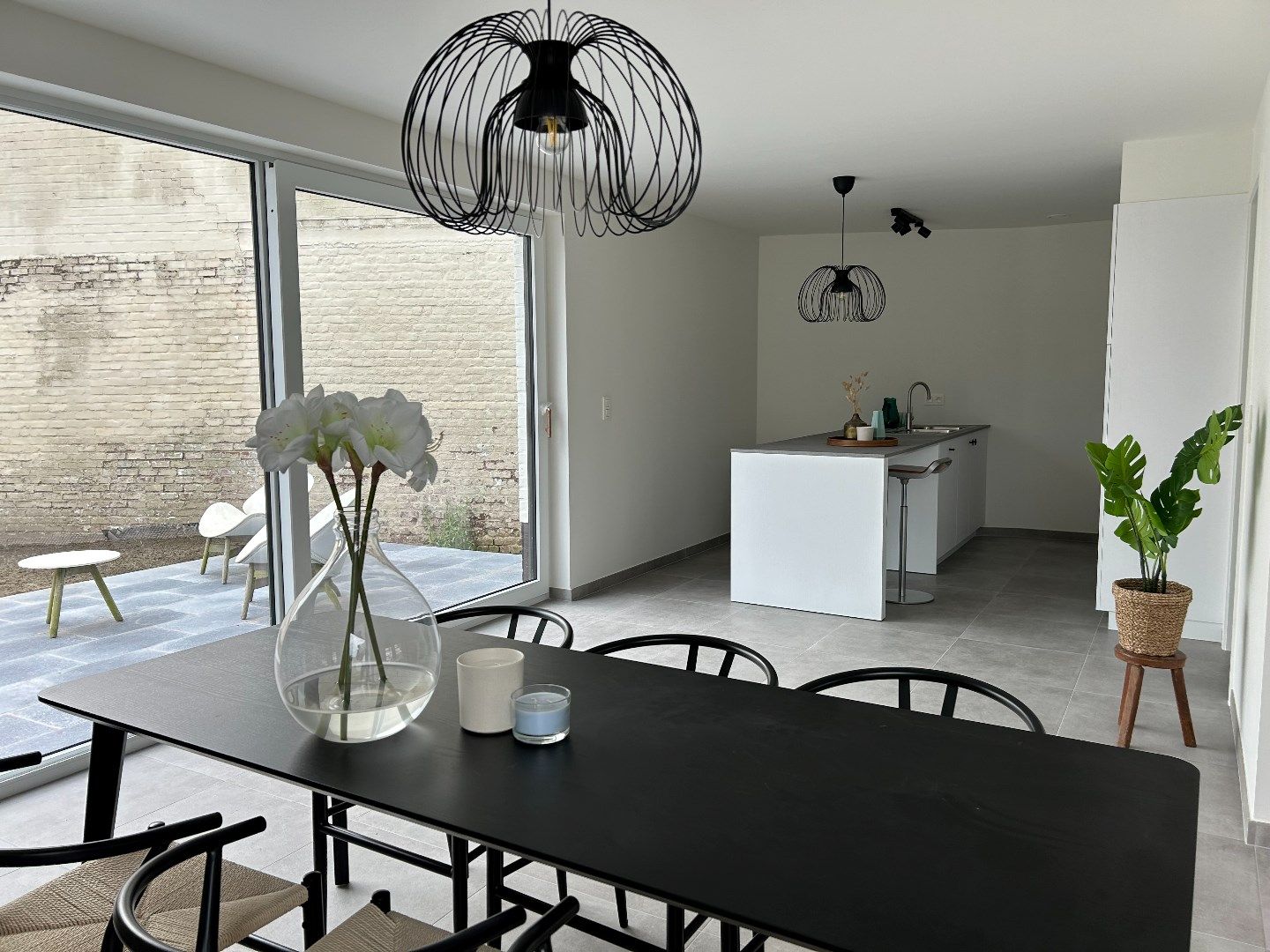 Stijlvolle en ruime nieuwbouwwoning met garage en tuin op 555 m² foto 2