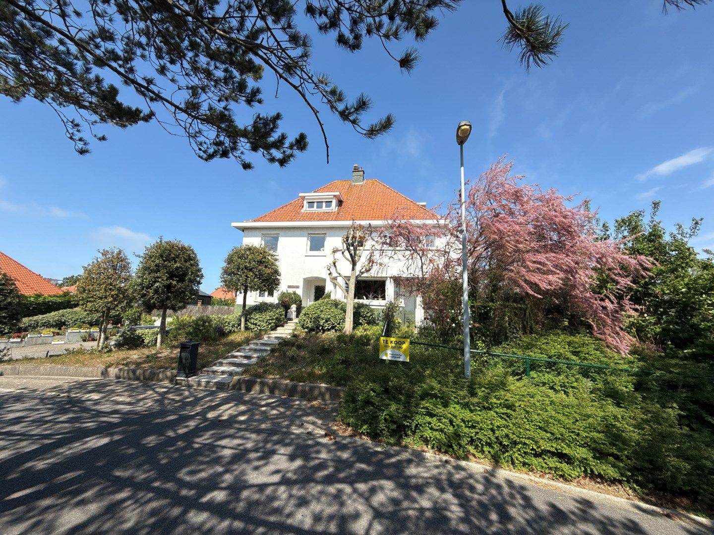 Hoofdfoto van de publicatie: Statige en karaktervolle villa gelegen in de Simli-wijk te Nieuwpoort op 1151 m² - topligging!