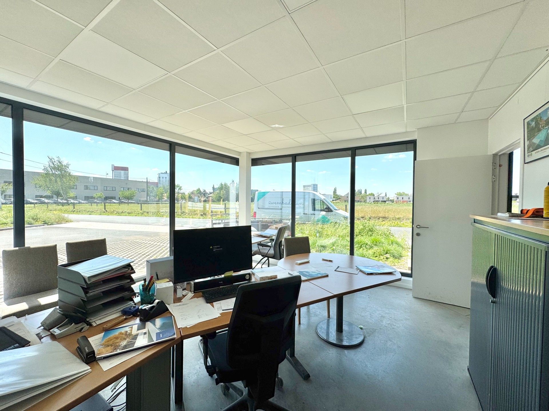 MAGAZIJN MET BURELEN/ SHOWROOM foto 17