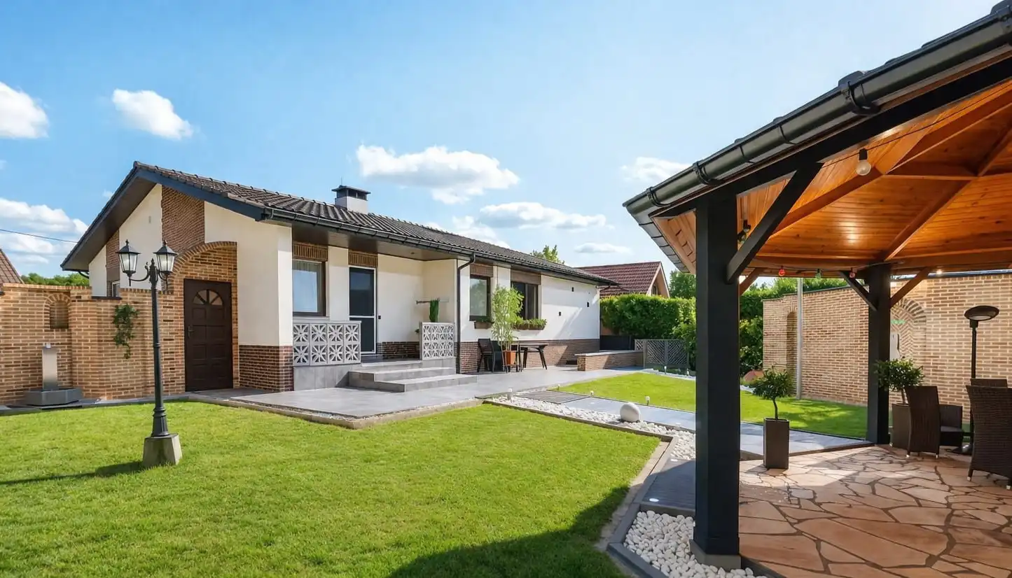 Ruime woning met veel lichtinval, volledig onderkelderd en prachtige tuin foto {{pictureIndex}}