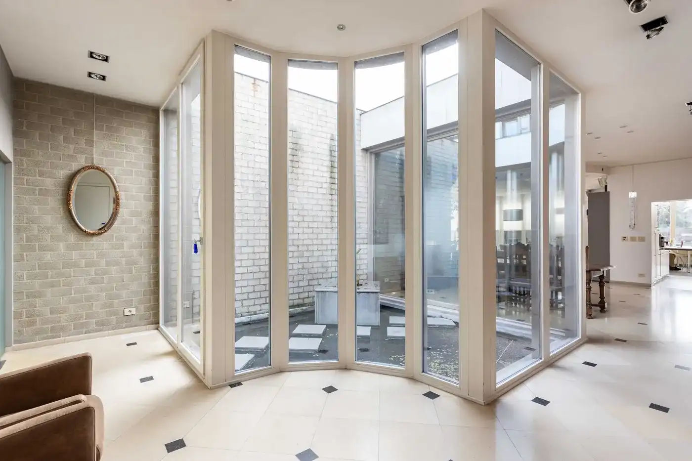 Veelzijdige eigendom met woonst, magazijnen en loft in Bissegem foto 5