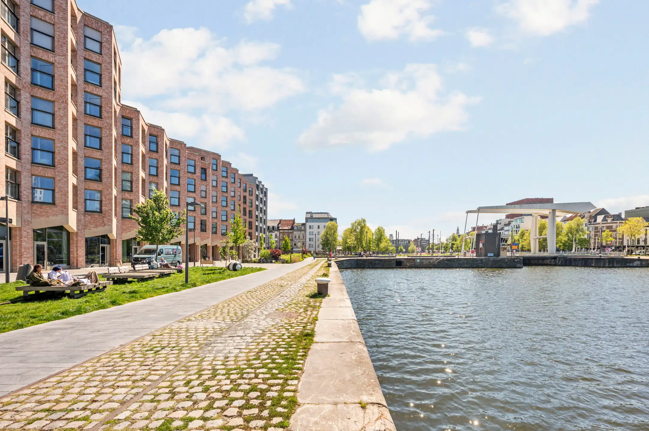 ANTWERPEN-EILANDJE - Lichtrijke, energiezuinige stadswoning foto {{pictureIndex}}