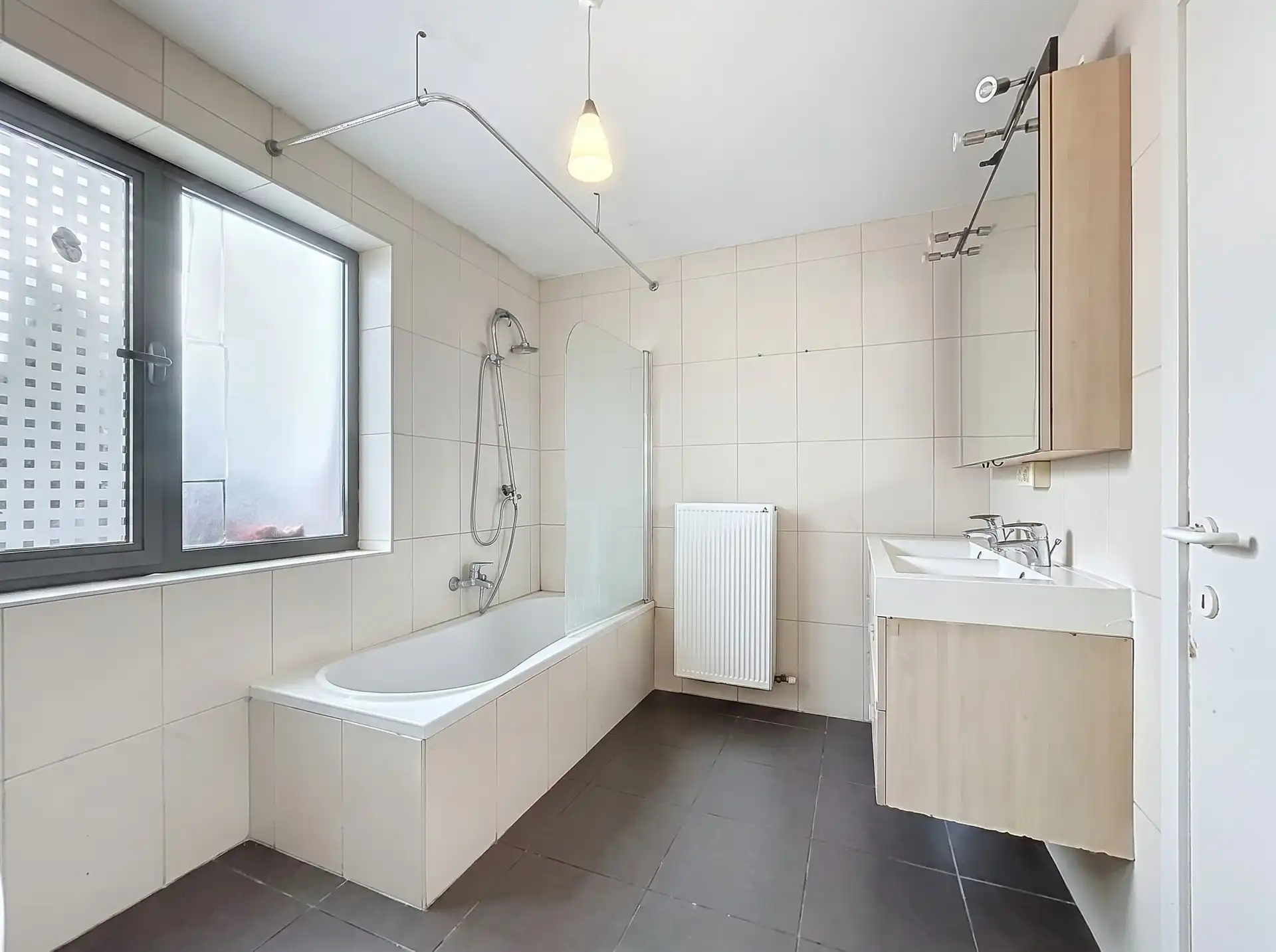 Recent 3-slaapkamer appartement met staanplaats op centrale ligging! foto 10