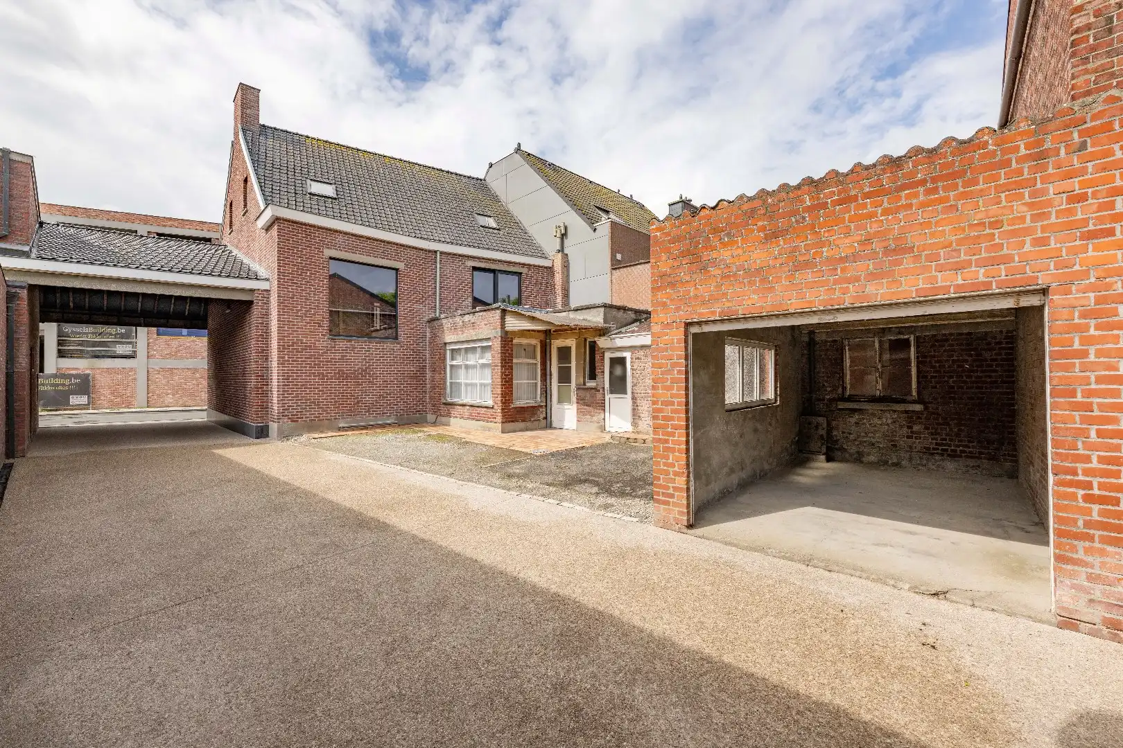 CASCO WONING met 4 slaapkamers en veel potentieel TE KOOP in Ruiselede! foto 2