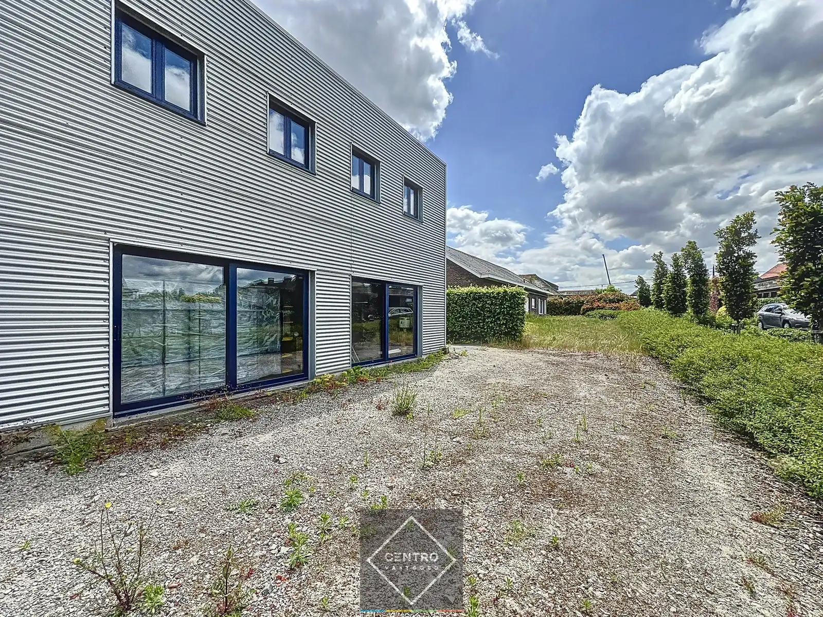 Instapklaar BEDRIJFSGEBOUW bestaande uit&nbsp;geïsoleerde MAGAZIJNEN met laadkade (ca. 2.539m²), KANTOREN (ca. 344 m²) én alleenstaande WONING. Op bedrijvenzone "Hoge Barriere" te Roeselare. foto 17