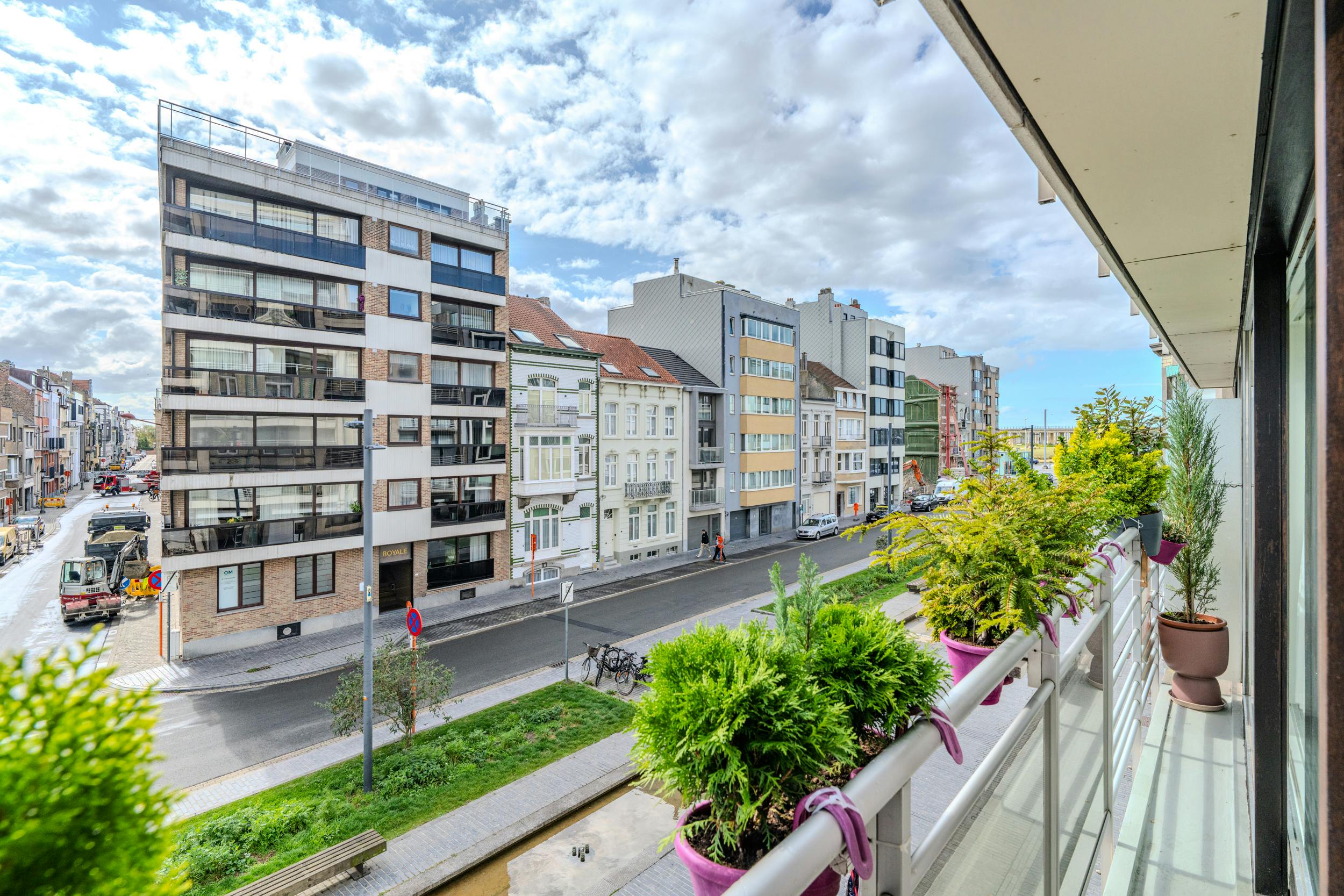 Lichtrijk appartement met 3 slaapkamers te koop te Oostende foto {{pictureIndex}}