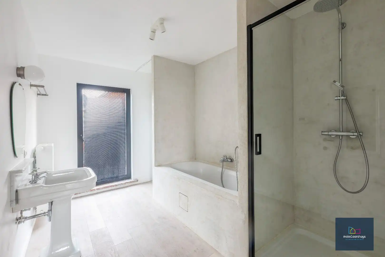 Instapklare eigendom met tuin te Mariakerke foto 13