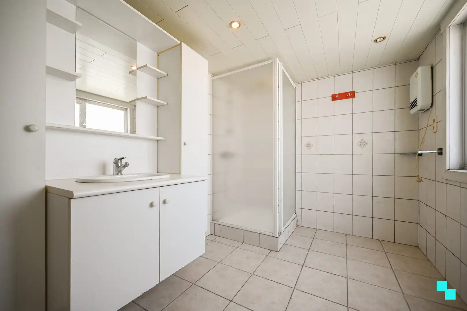 Te renoveren halfopen bebouwing met garage foto 15