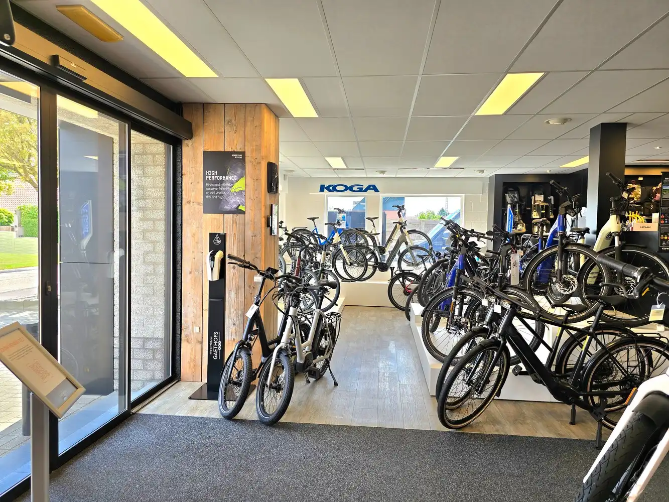 TE KOOP : WINKEL / TOONZAAL 386 m² met ruime woonst (momenteel "FIETSEN GAETHOFS") - ideale investering op een toplocatie! foto 6