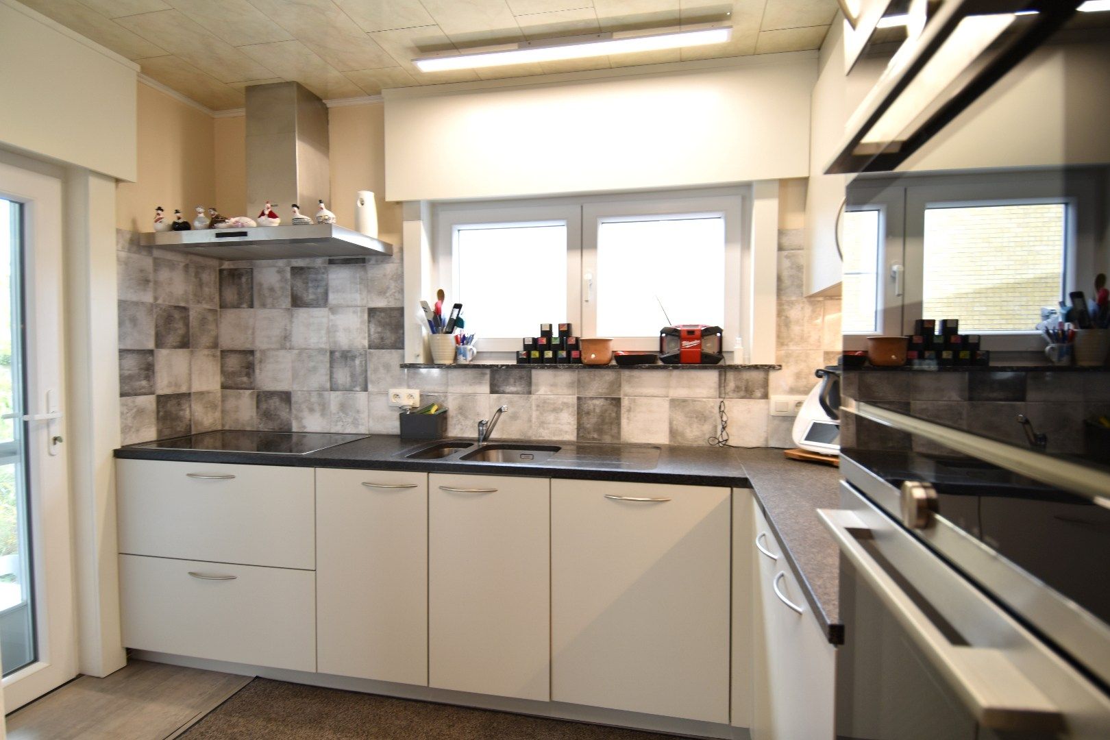 Charmante bungalow met 3 slaapkamers, dubbele garage en tuin te koop in Wevelgem foto 2