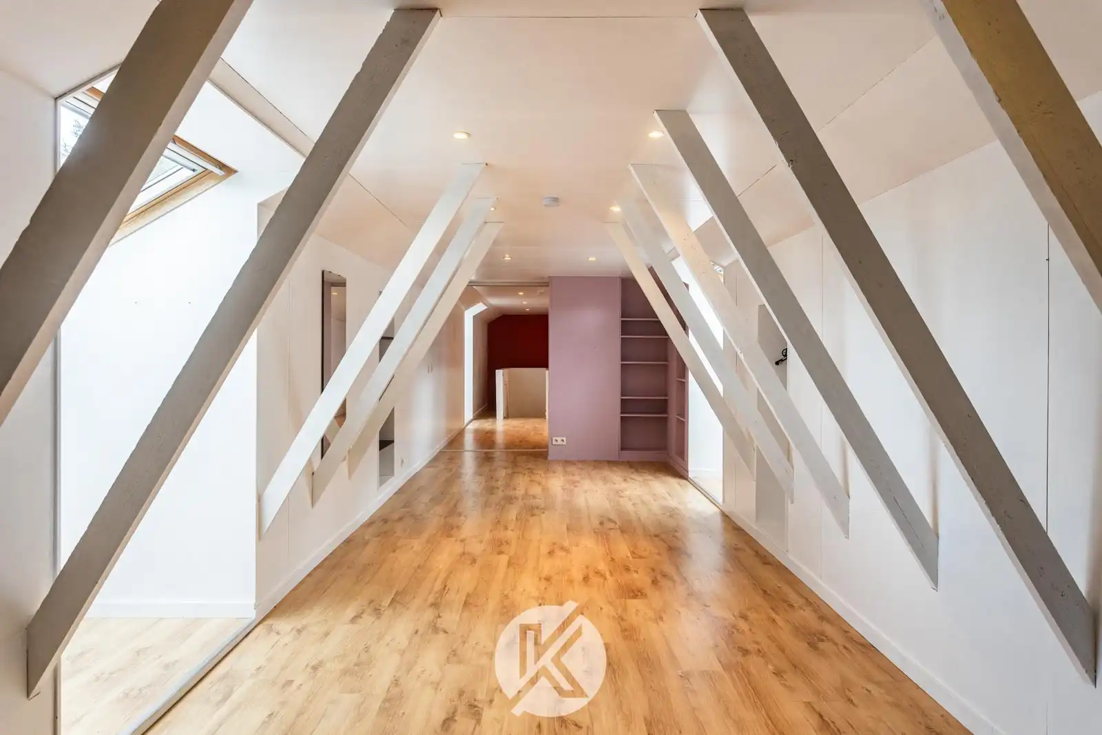 Ruime woning met uitzicht op omliggend landschap foto 23