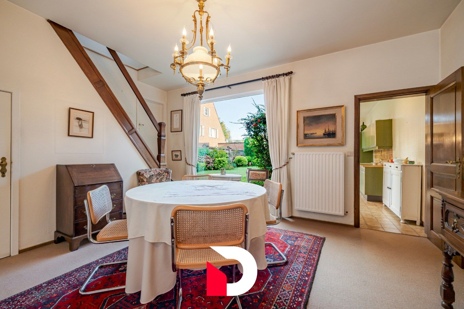 Deze statige halfopen woning is gelegen op een steenworp van de Markt te Eernegem. foto 6