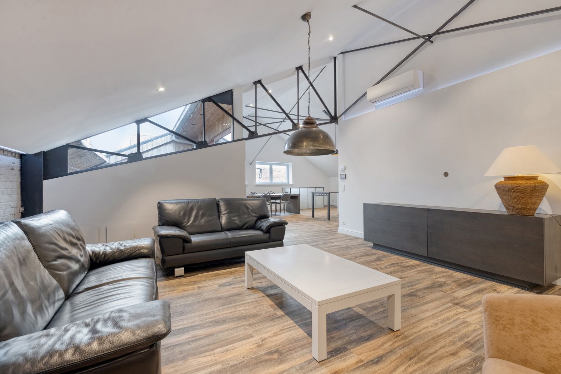 Recent vernieuwde loods met bovenliggend luxe appartement ! foto 20