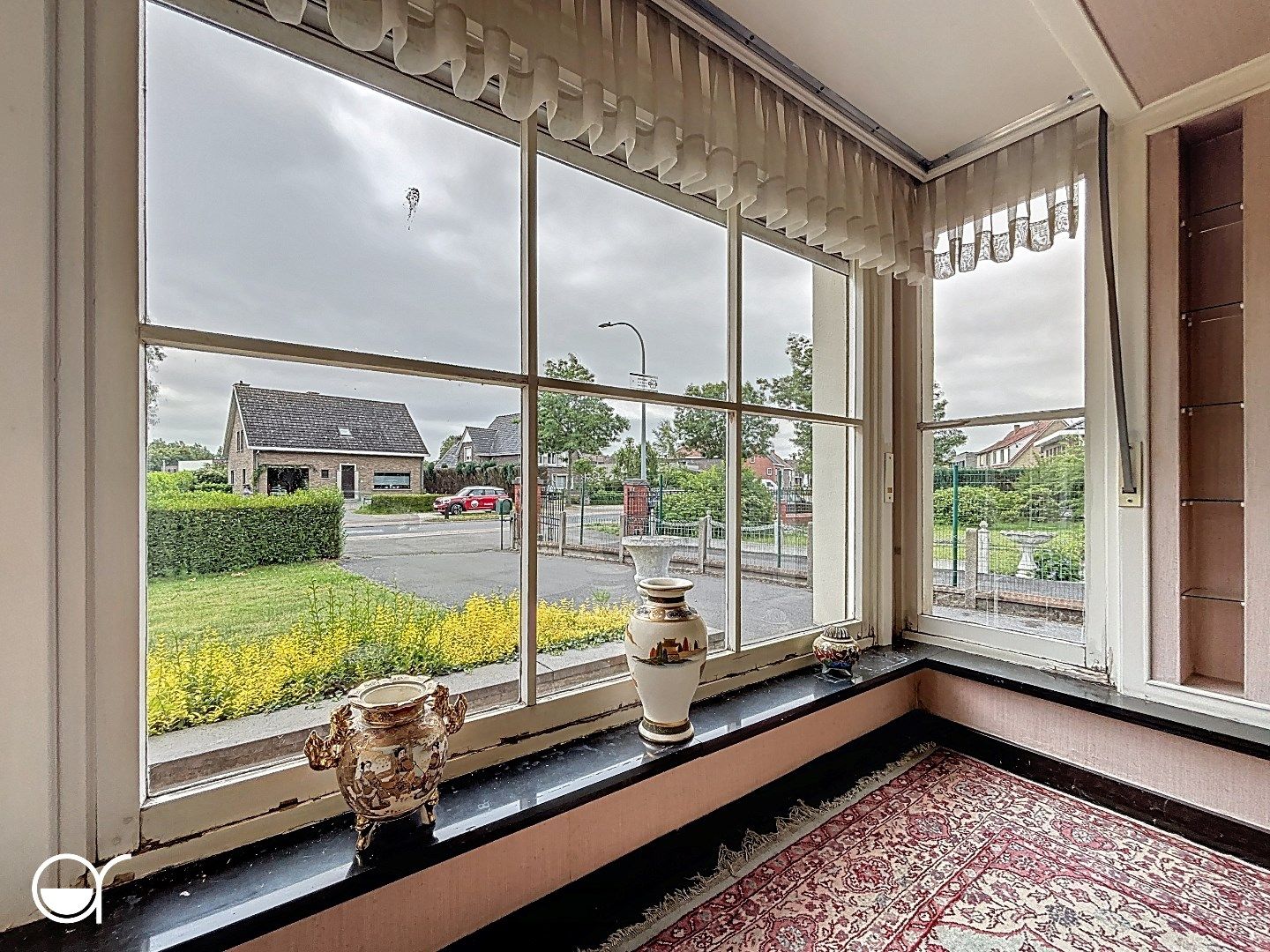 Te renoveren woning met magazijn, tuinhuis en dubbele garage foto 7