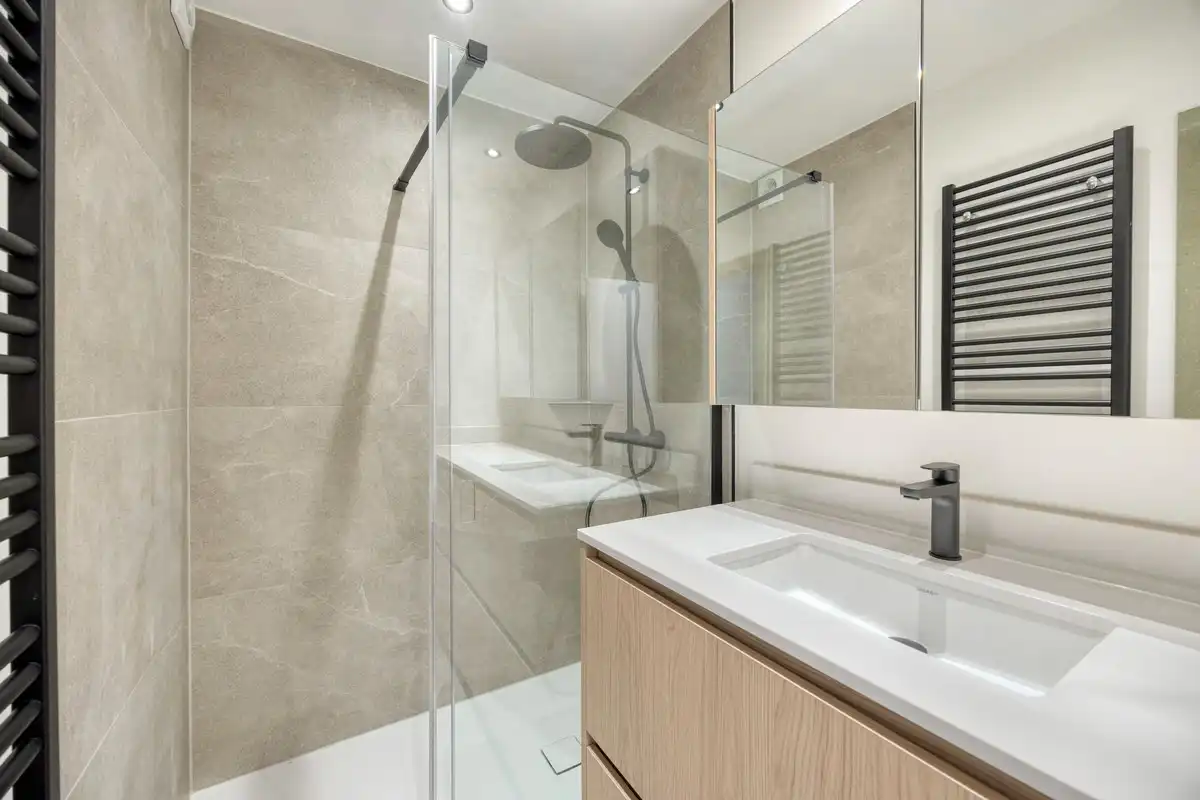 Luxueus, volledig gerenoveerd appartement met 3 slaapkamers, autostaanplaats en kelder foto 11