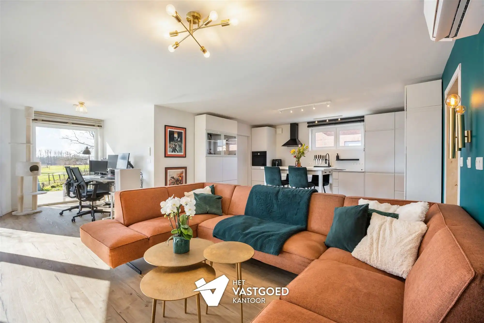 HEEL KNUSSE GELIJKVLOERSE WONING MET 3 SLAAPKAMERS EN ZUIDGERICHTE TUIN TE BUDINGEN foto {{pictureIndex}}