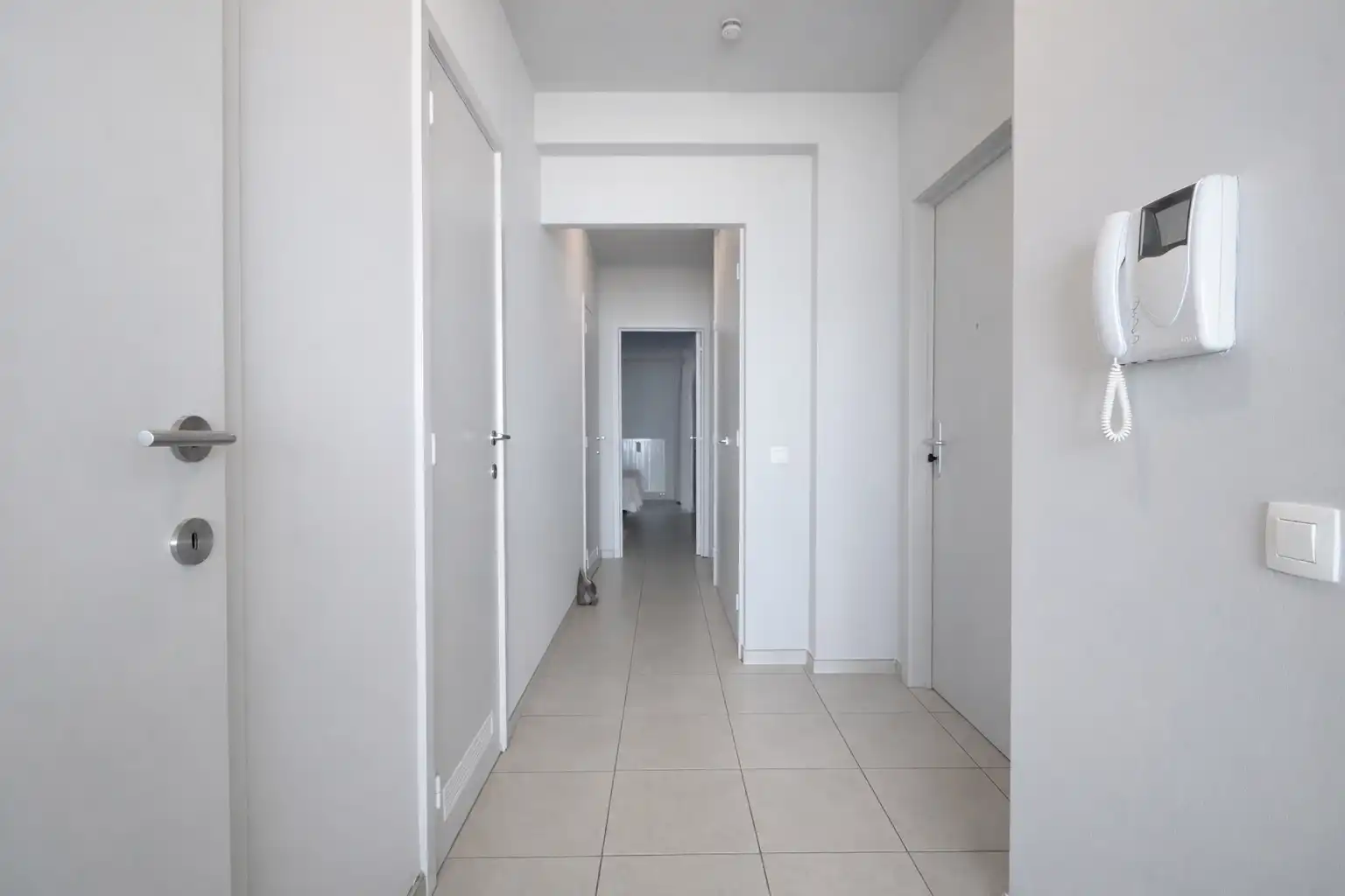 Bijzonder ruim (90 m²), hedendaags 2-slaapkamerappartement met prachtig frontaal zicht op zee.  foto 6