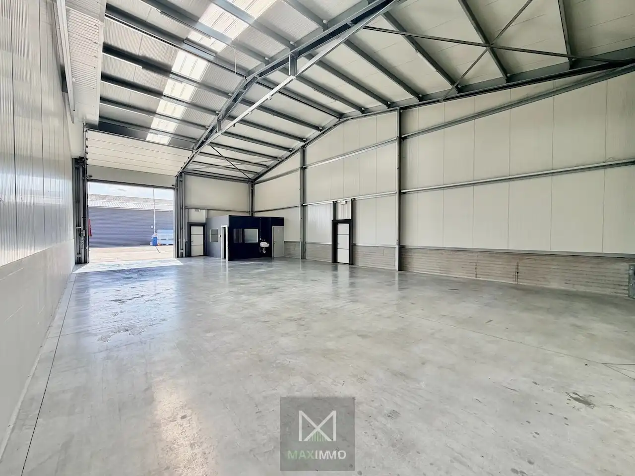 Nieuwbouwloods met bureau en koer te huur in industriezone Grensland Menen foto 3