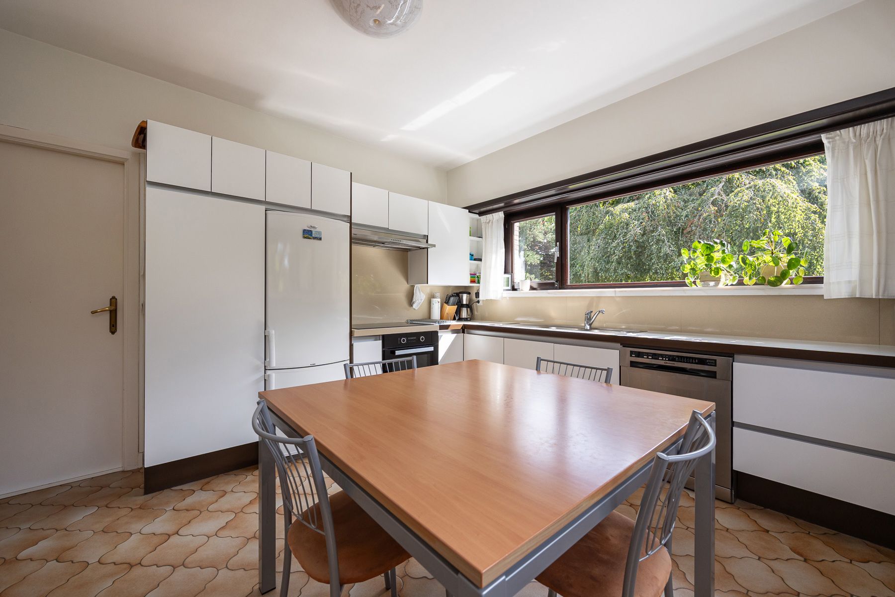 Laagbouwwoning met 4 slaapkamers op een perceel van 2.148m². foto 6