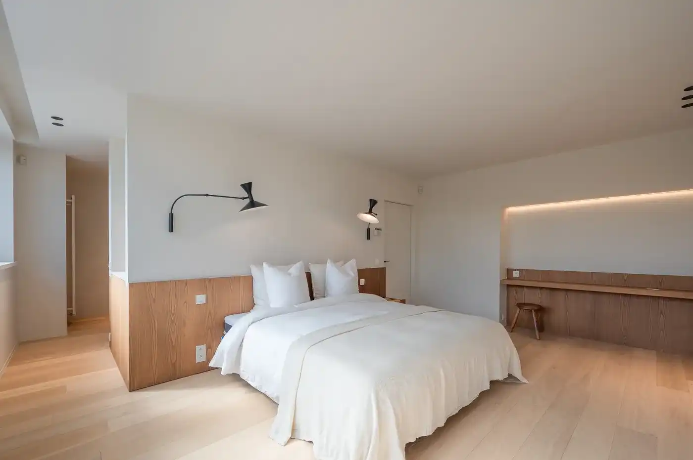 Luxueus gerenoveerde villa met zwembad op een toplocatie in een rustige residentiële wijk van het Zoute. foto 24
