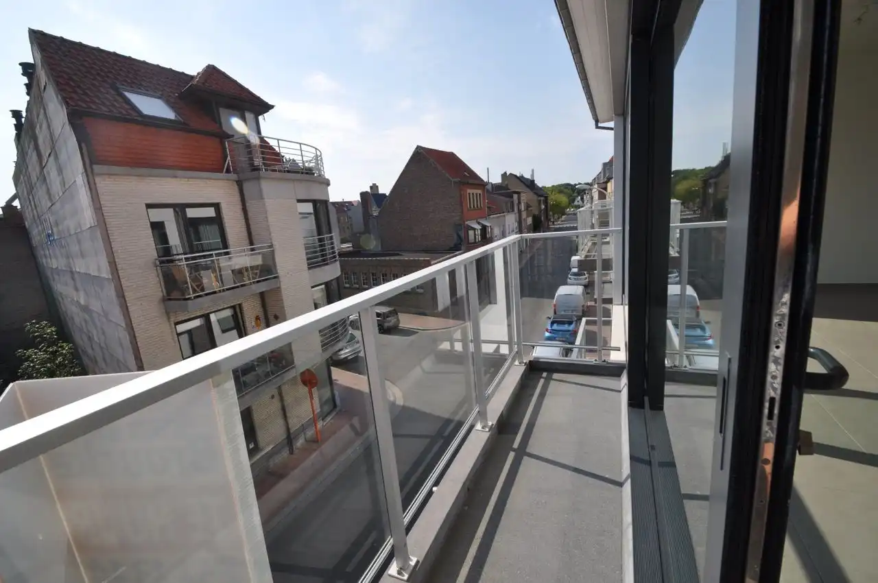 Lichtrijk appartement met twee slaapkamers, centraal gelegen. foto 5