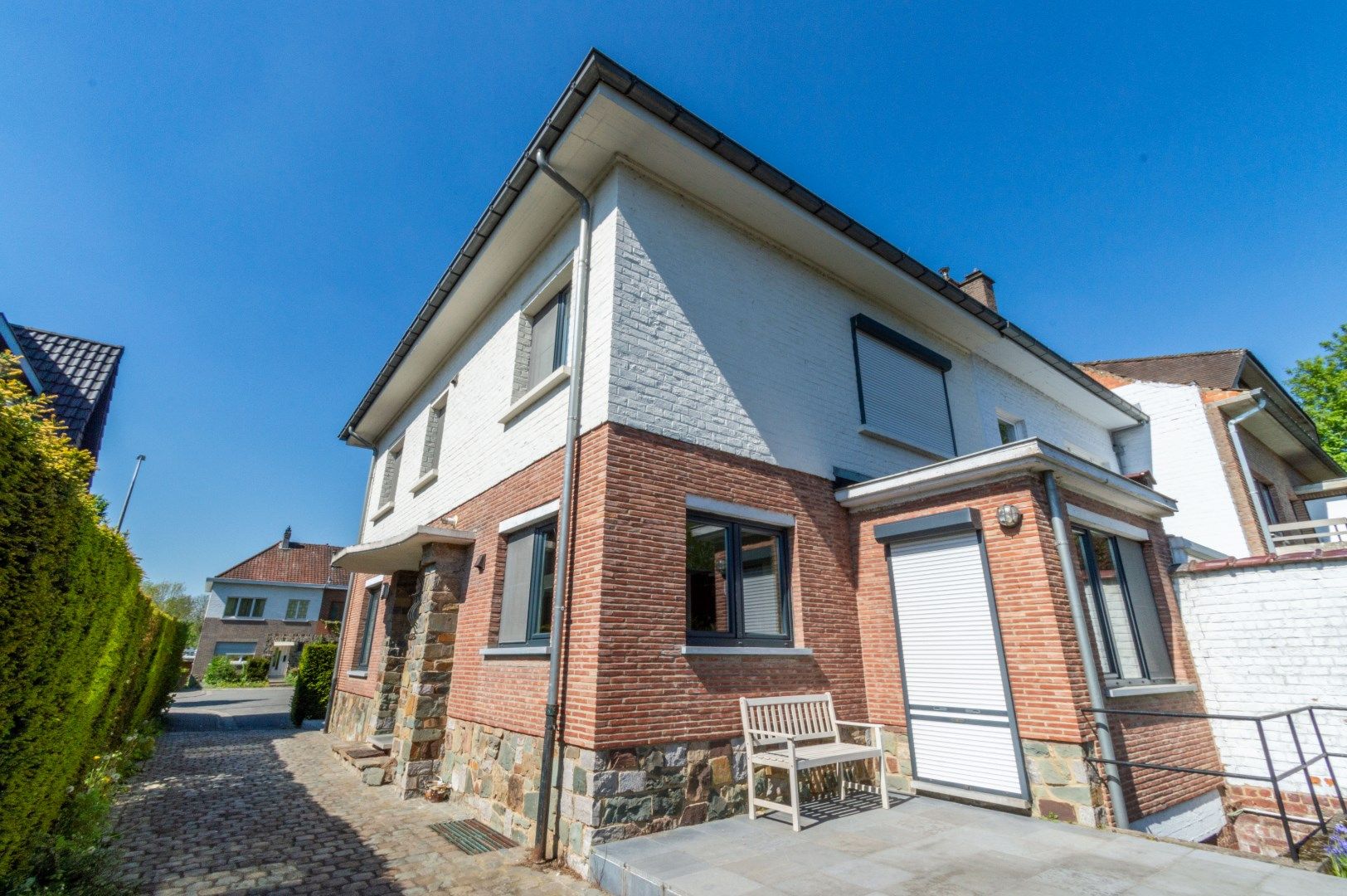  Ruime en goed onderhouden driegevel-woning met 3 slaapkamers, 2 terrassen, tuin, garage en oprit met plaats voor meerdere wagens foto 3