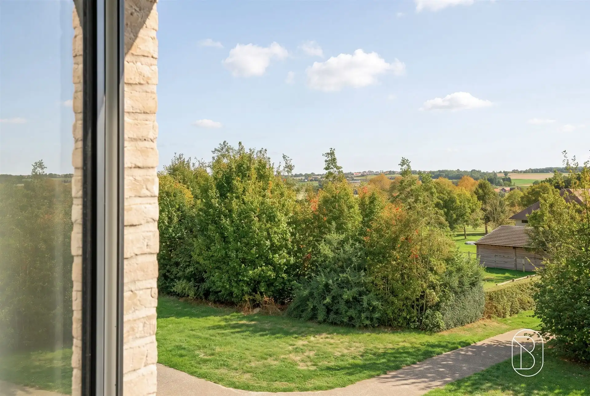 Topgelegen grote woning met 4 slk, omheinde tuin en garage. foto 4