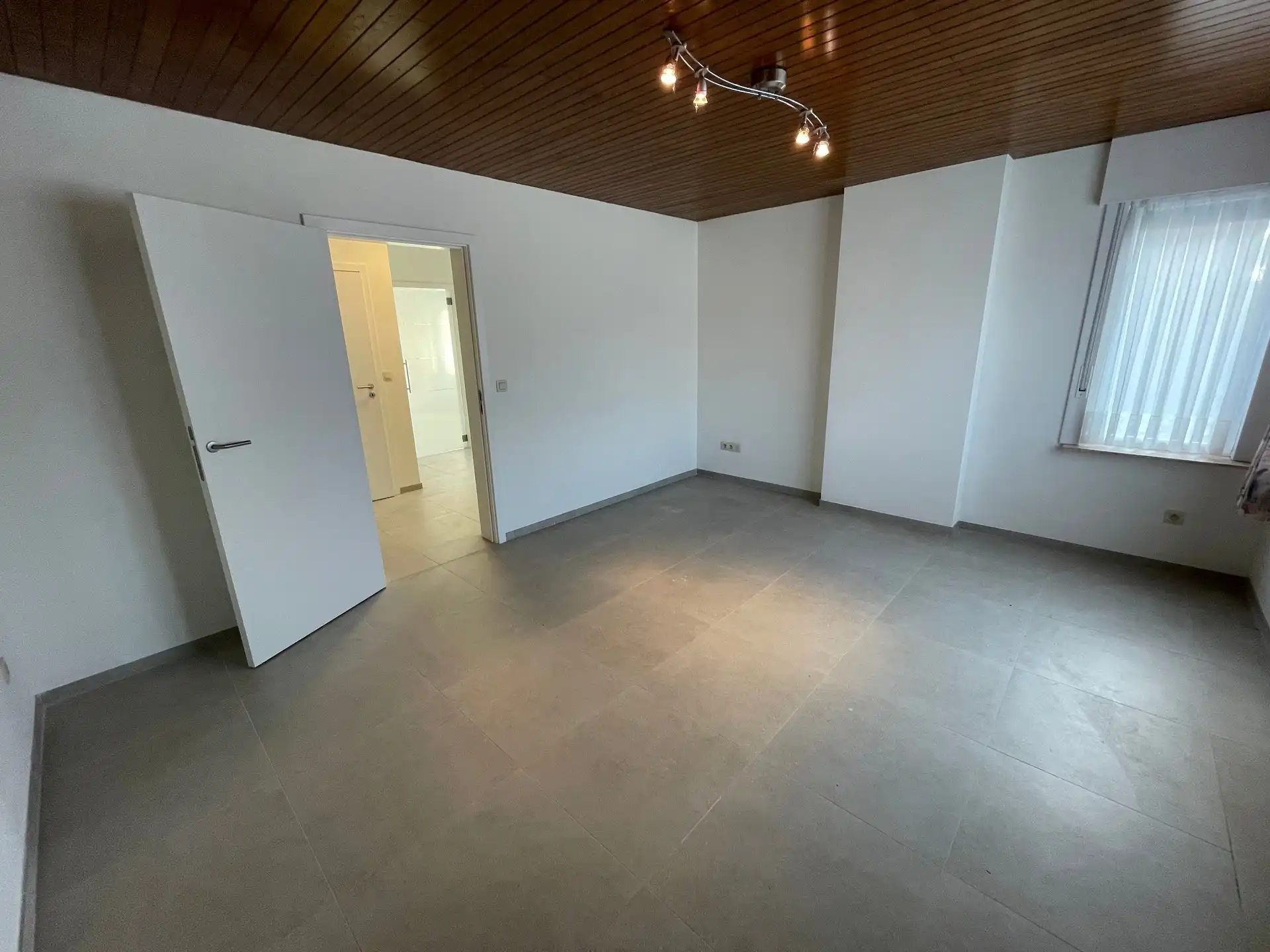 Gunstig gelegen totaal gerenoveerde woning met ruim magazijn. foto 19