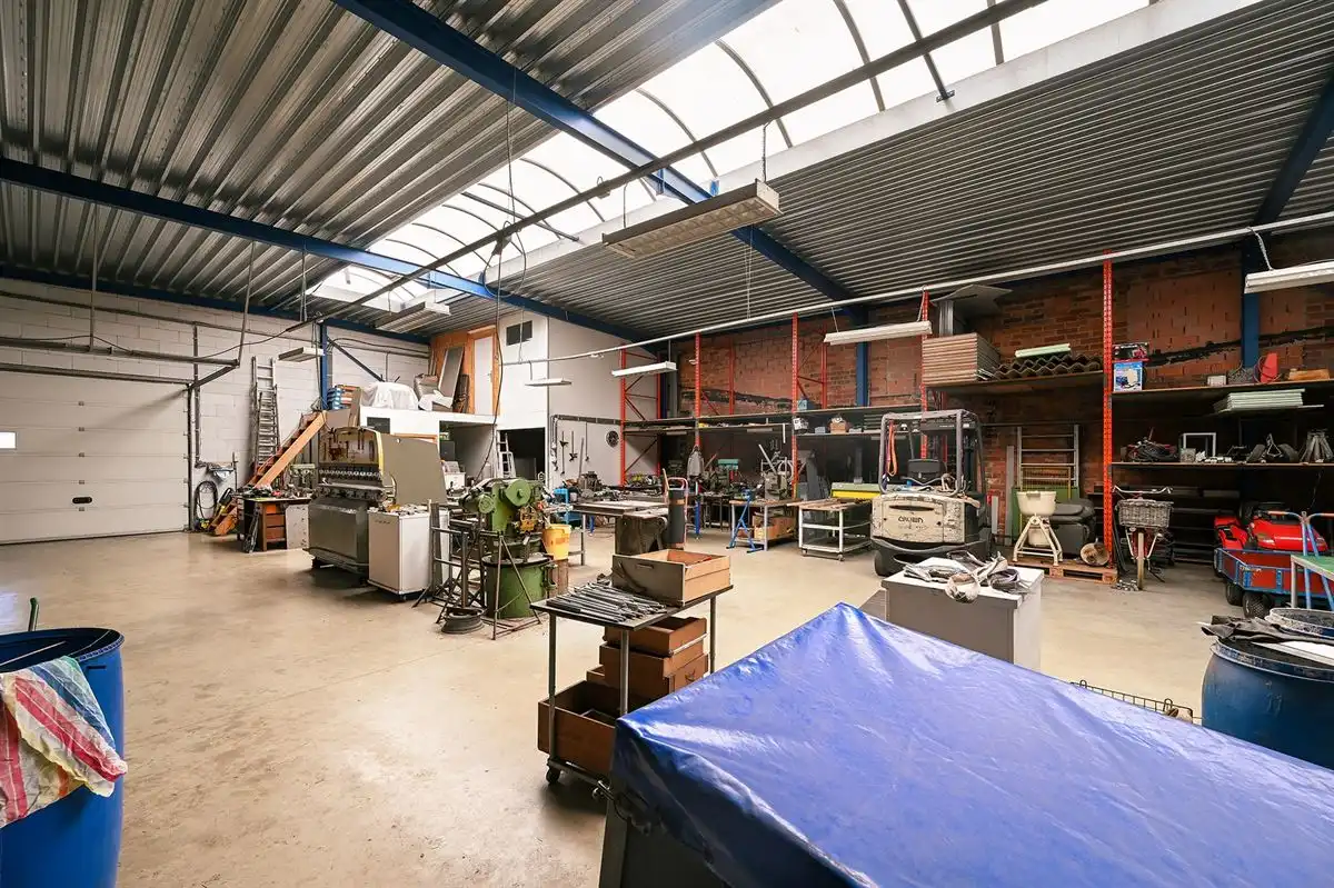 Te renoveren woning en magazijnen op 3100m² foto 16