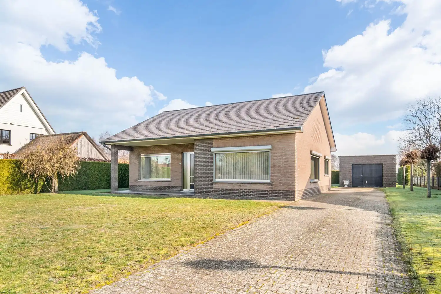 Gelijkvloerse woning met 2 slaapkamers op een uniek perceel van 18a 26ca foto 3