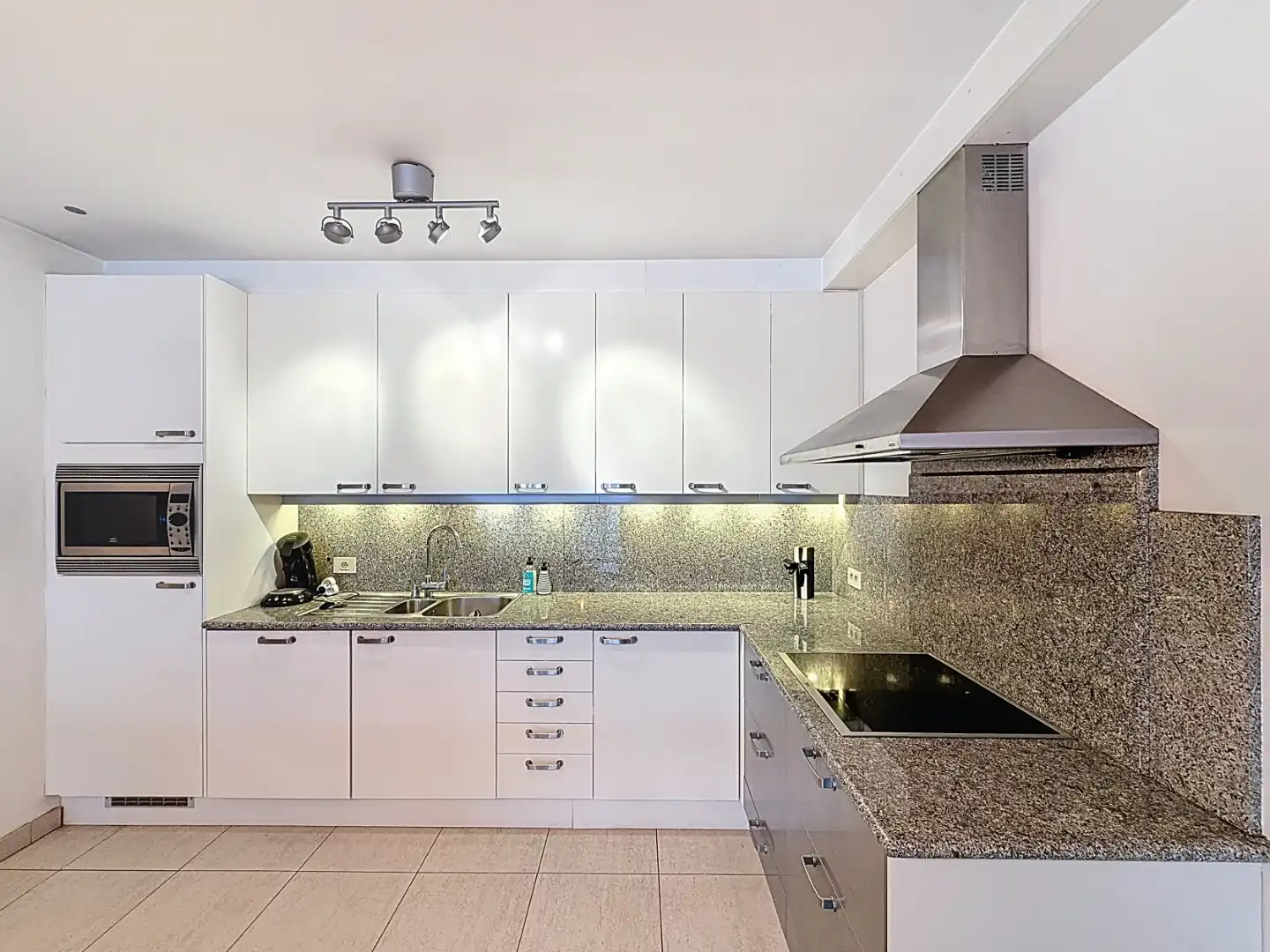 Ruim drieslaapkamer appartement  met zuidgericht terras met centrale ligging te Nieuwpoort-Bad foto 5