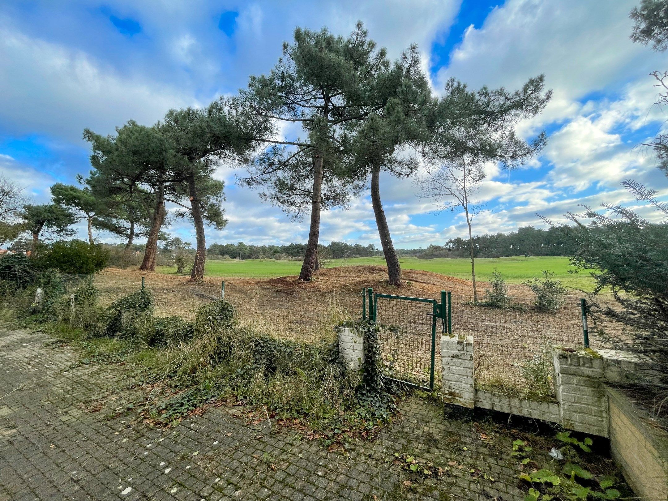 Hoofdfoto van de publicatie: Te renoveren koppelvilla, met uitzicht op de Royal Zoute Golf Club.