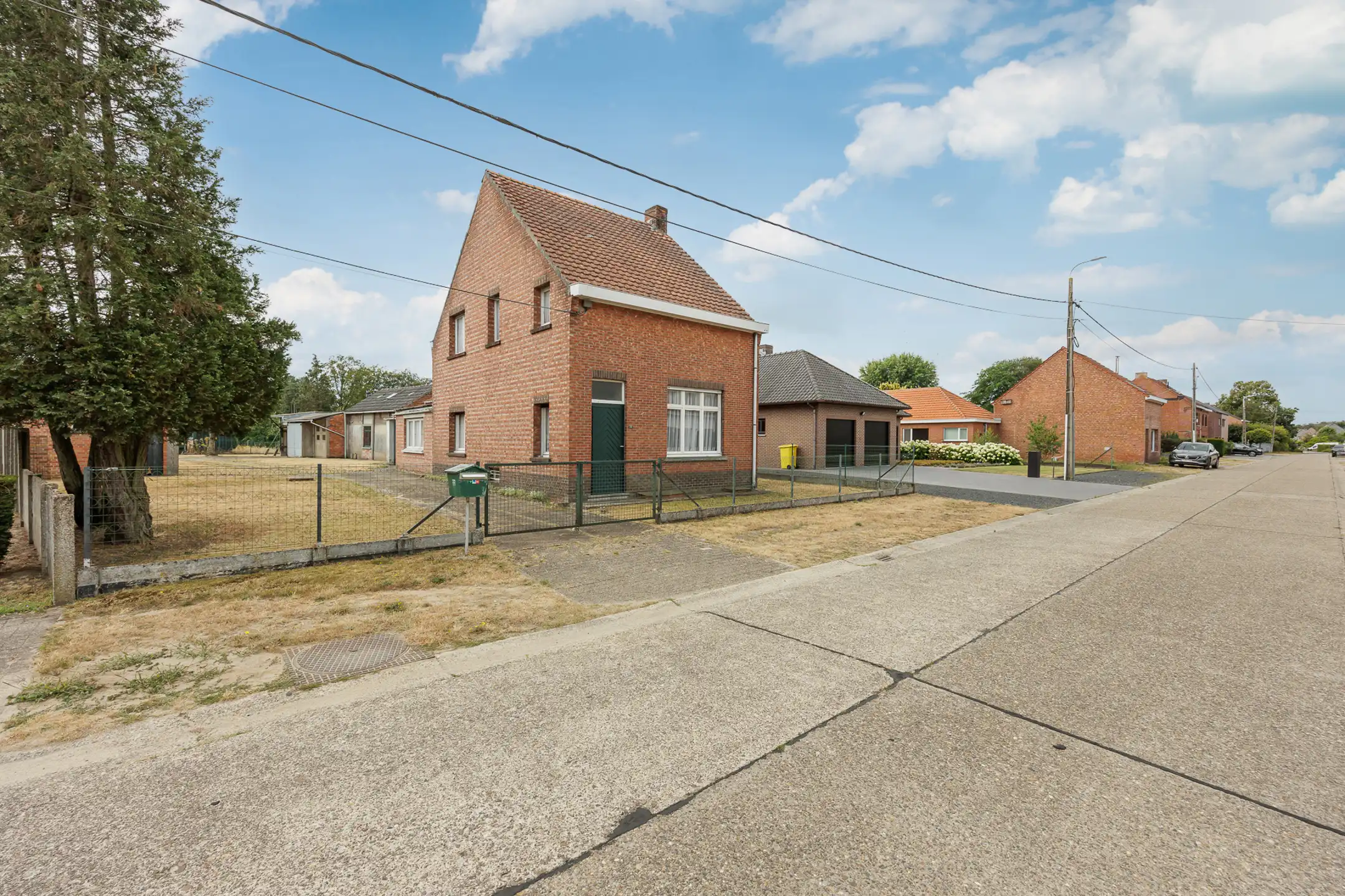 Hoofdfoto van de publicatie: Te renoveren woning op mooi perceel van 1.519 m² (Zuid)
