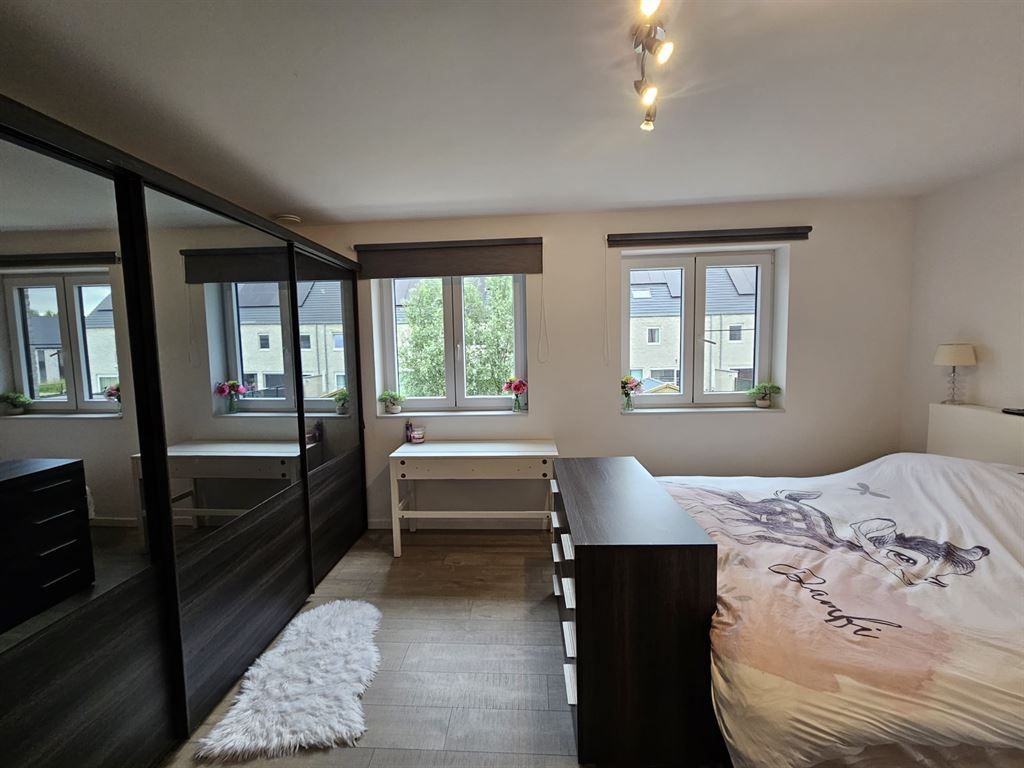 Recente gezinswoning in een rustige wijk foto 9