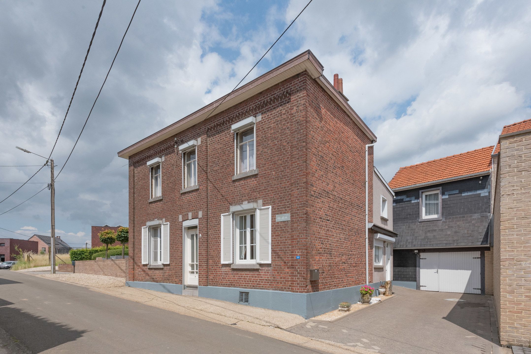 Halvrijstaande gezinswoning + garage foto 1