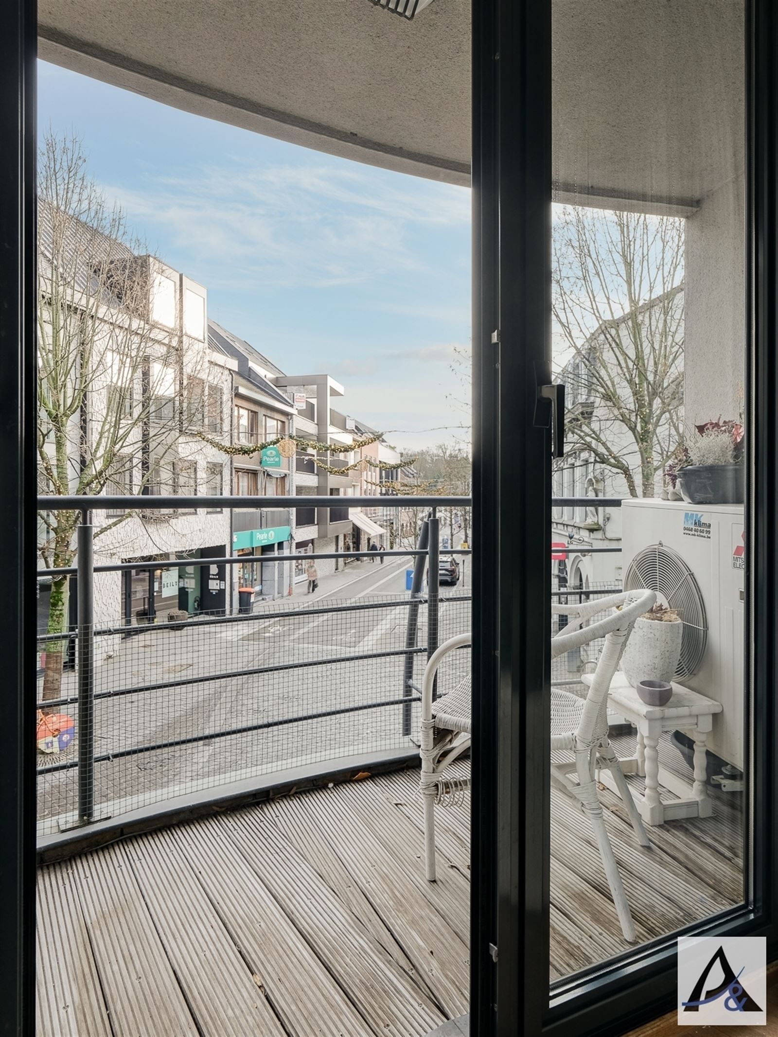 Ruim appartement met twee staanplaatsen in centrum Bilzen! foto 8