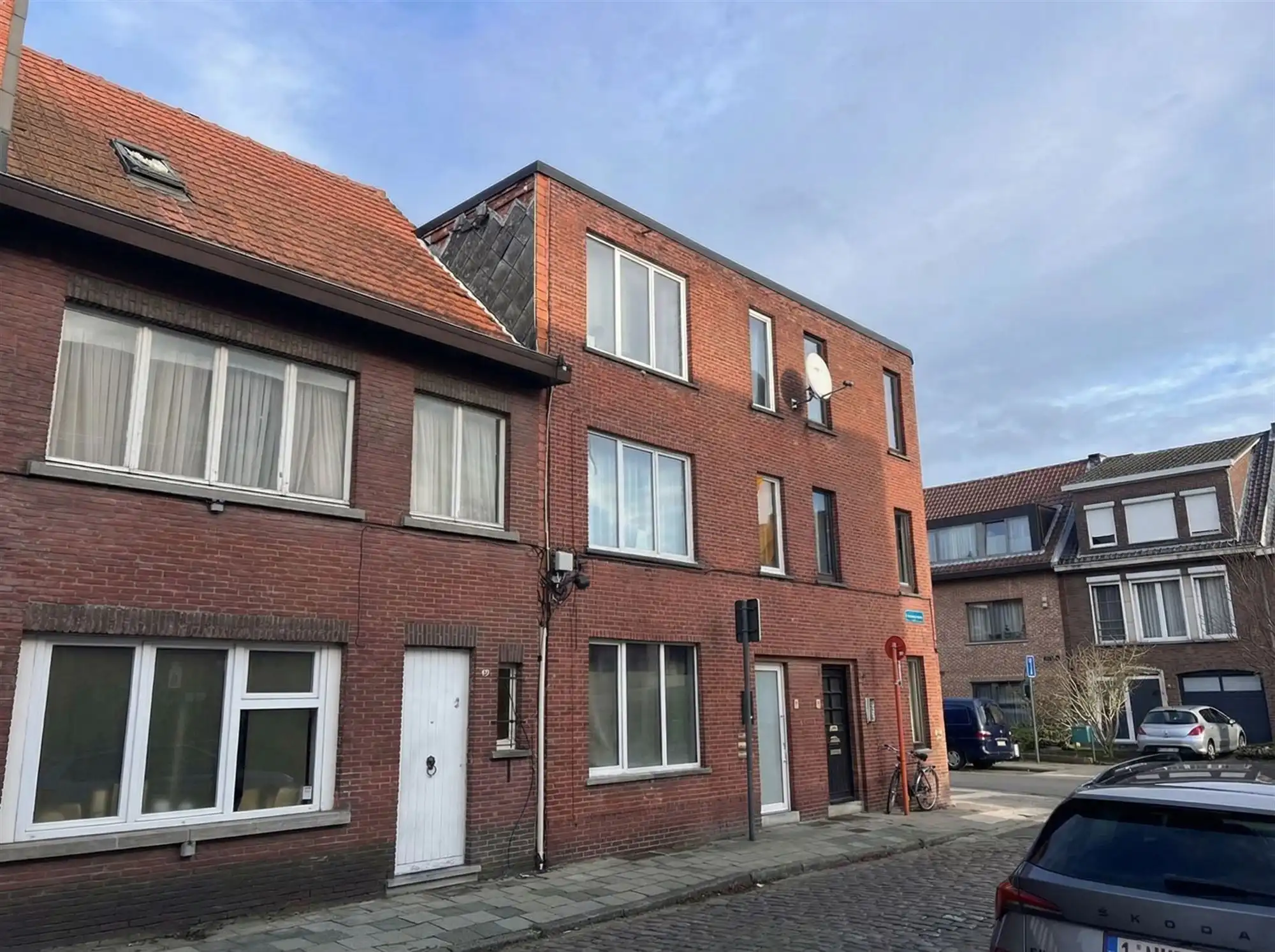 Opbrengsteigendom – appartementsgebouw met 3 wooneenheden foto {{pictureIndex}}