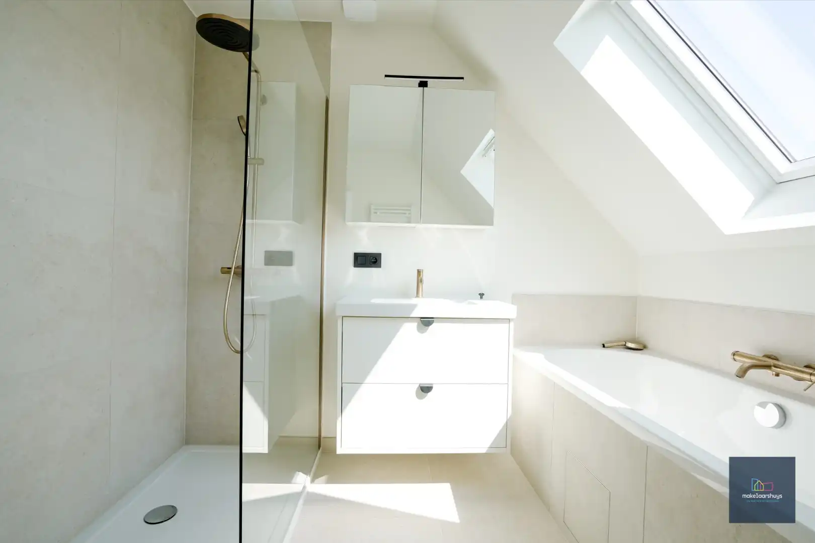 Stijlvol gerenoveerd duplex 3 slaapkamerappartement  met terras foto 11